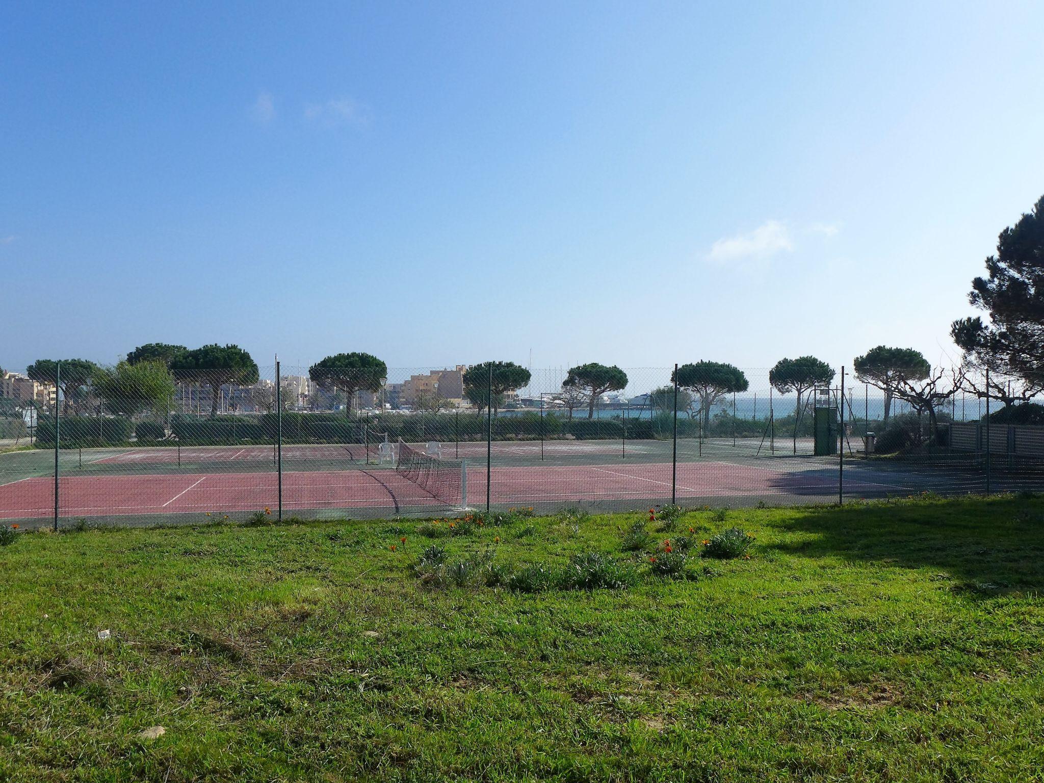 Foto 17 - Appartamento con 1 camera da letto a Bormes-les-Mimosas con piscina e giardino