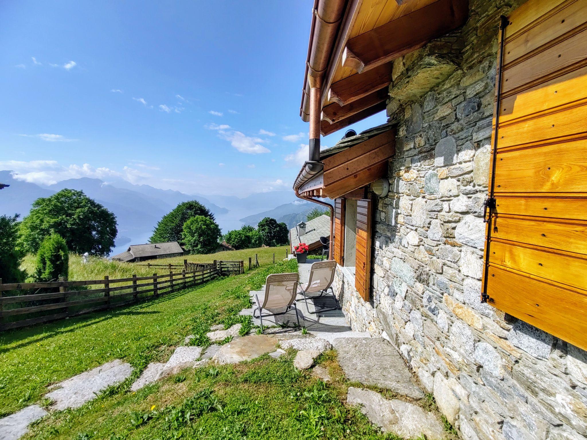 Photo 1 - Maison de 2 chambres à Peglio avec jardin et vues sur la montagne