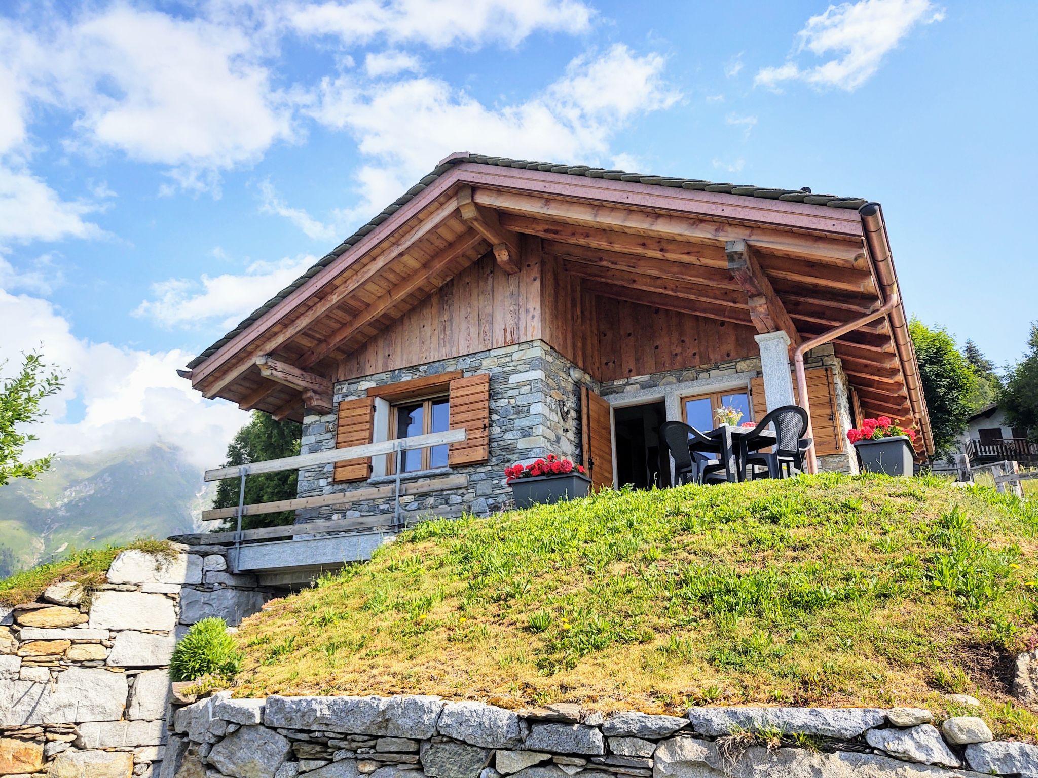 Photo 2 - Maison de 2 chambres à Peglio avec jardin et vues sur la montagne