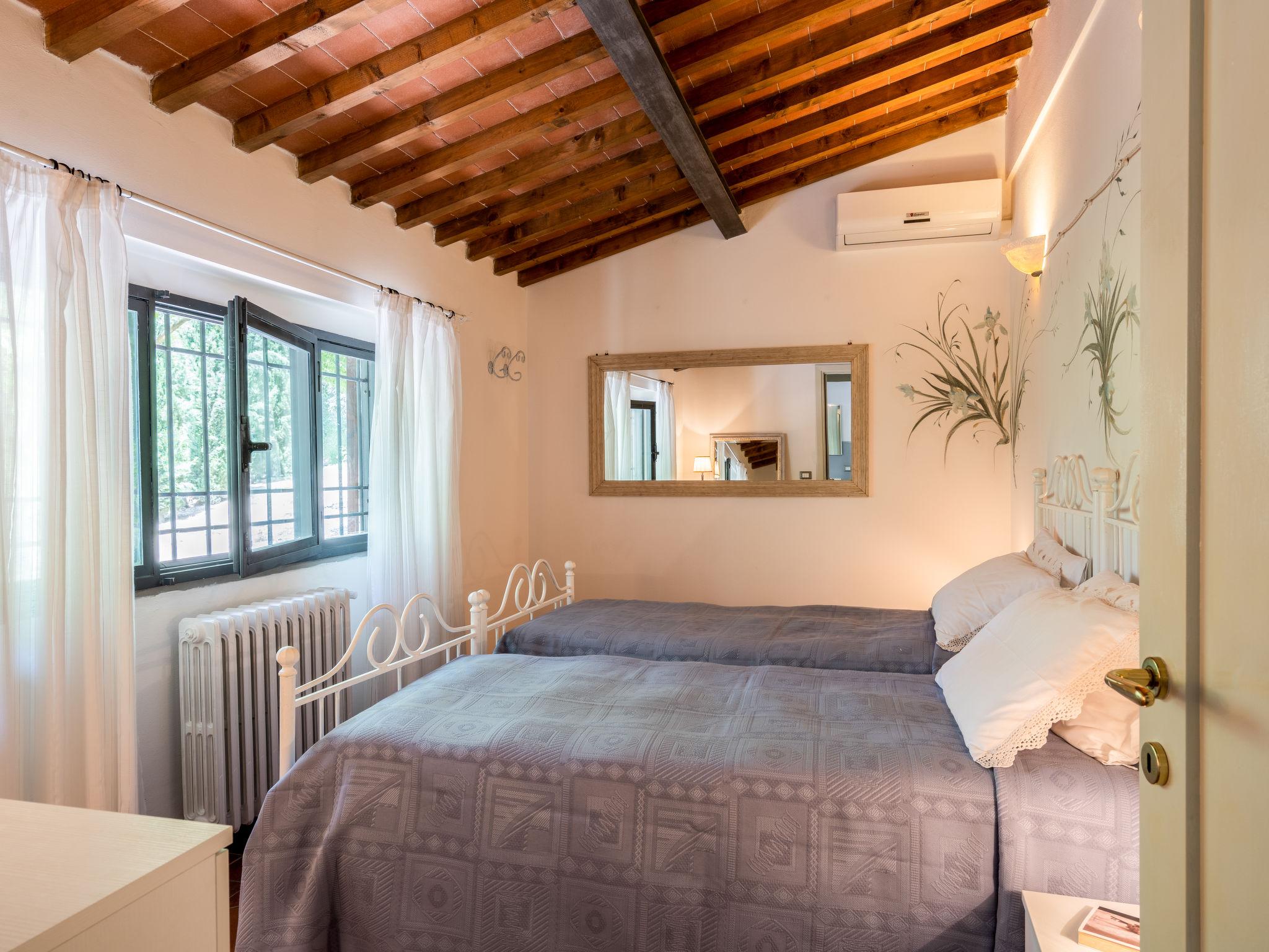 Foto 15 - Haus mit 5 Schlafzimmern in Montevarchi mit privater pool und garten
