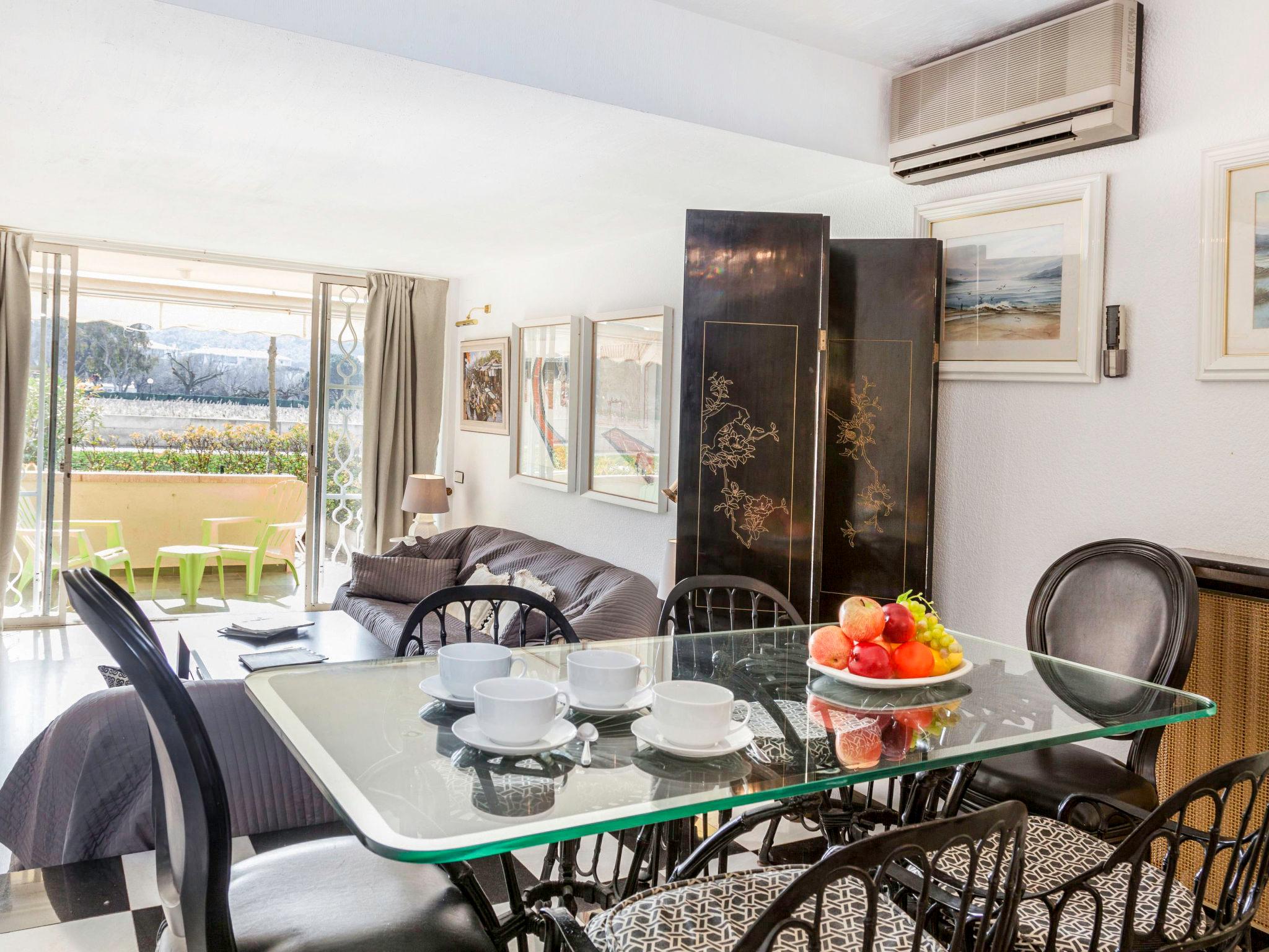 Foto 3 - Apartamento de 2 habitaciones en Castell-Platja d'Aro con jardín y vistas al mar