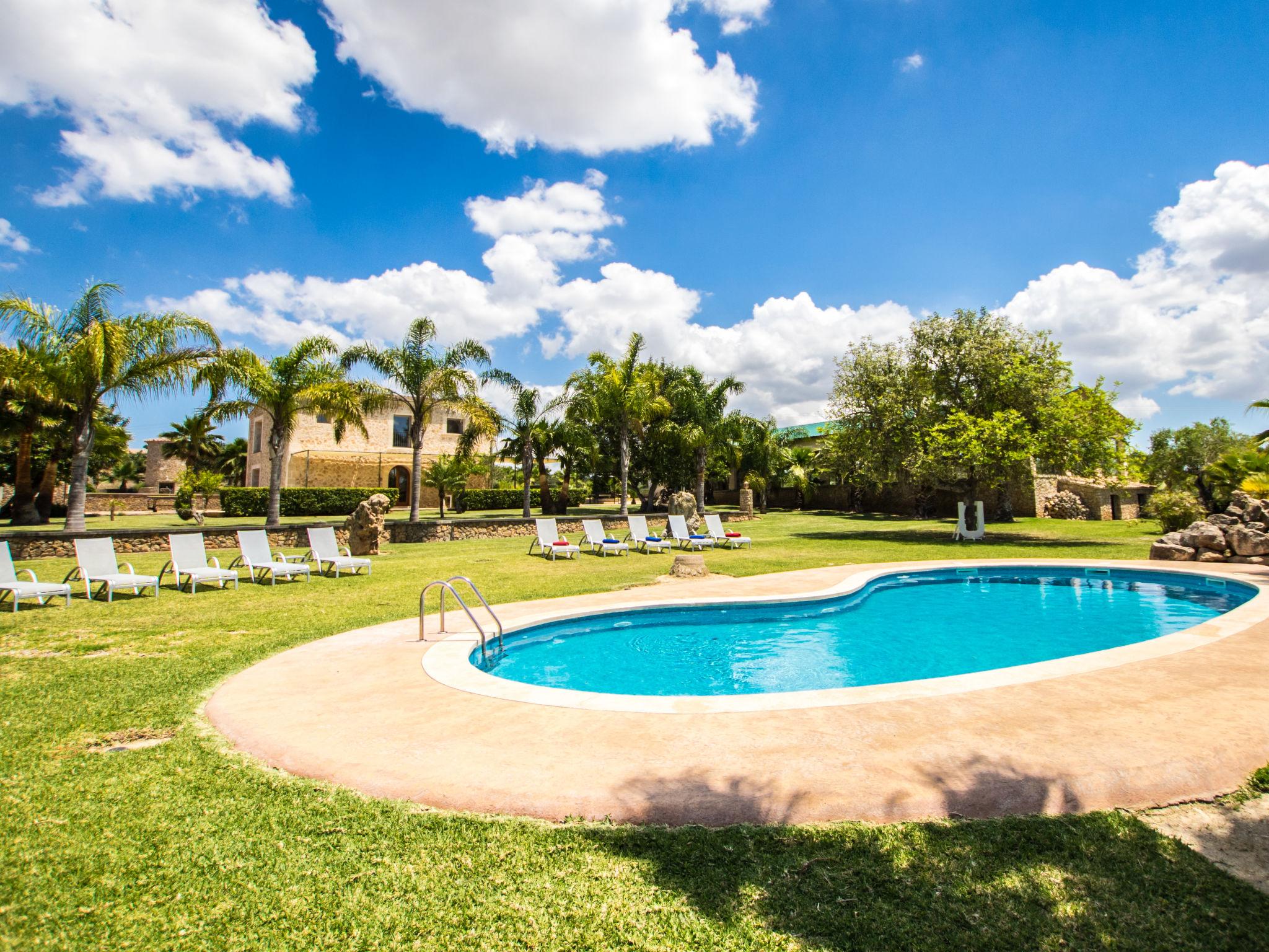 Foto 1 - Casa con 4 camere da letto a Maria de la Salut con piscina privata e giardino