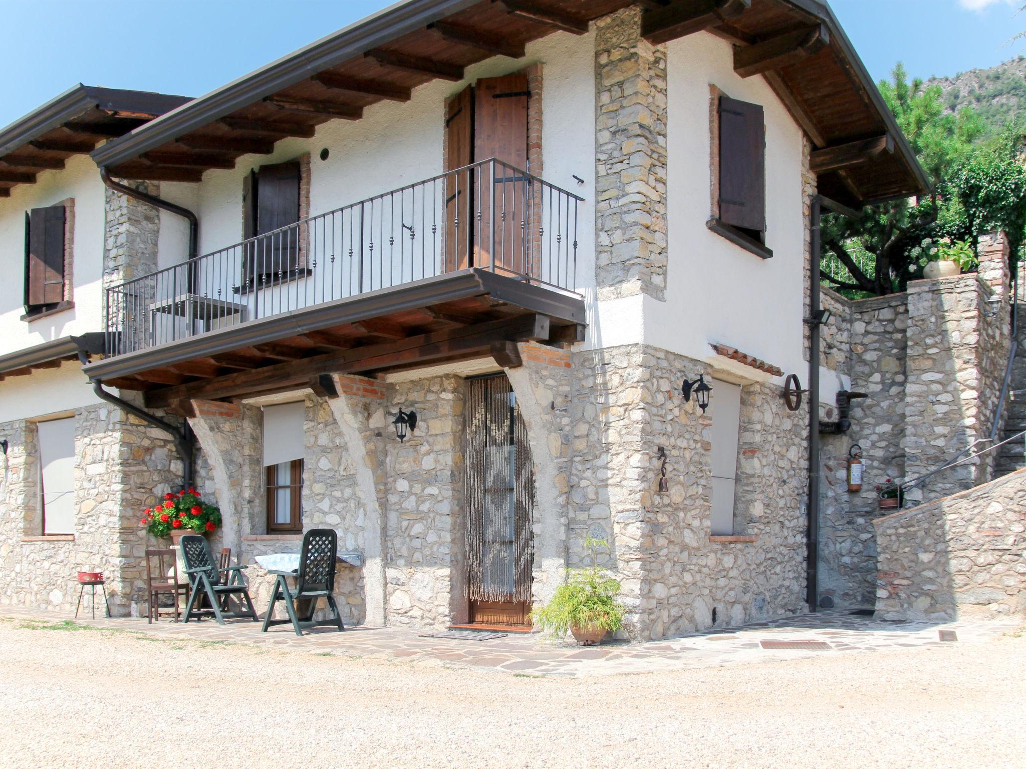 Foto 3 - Apartamento de 1 quarto em Tremosine sul Garda com piscina e vista para a montanha