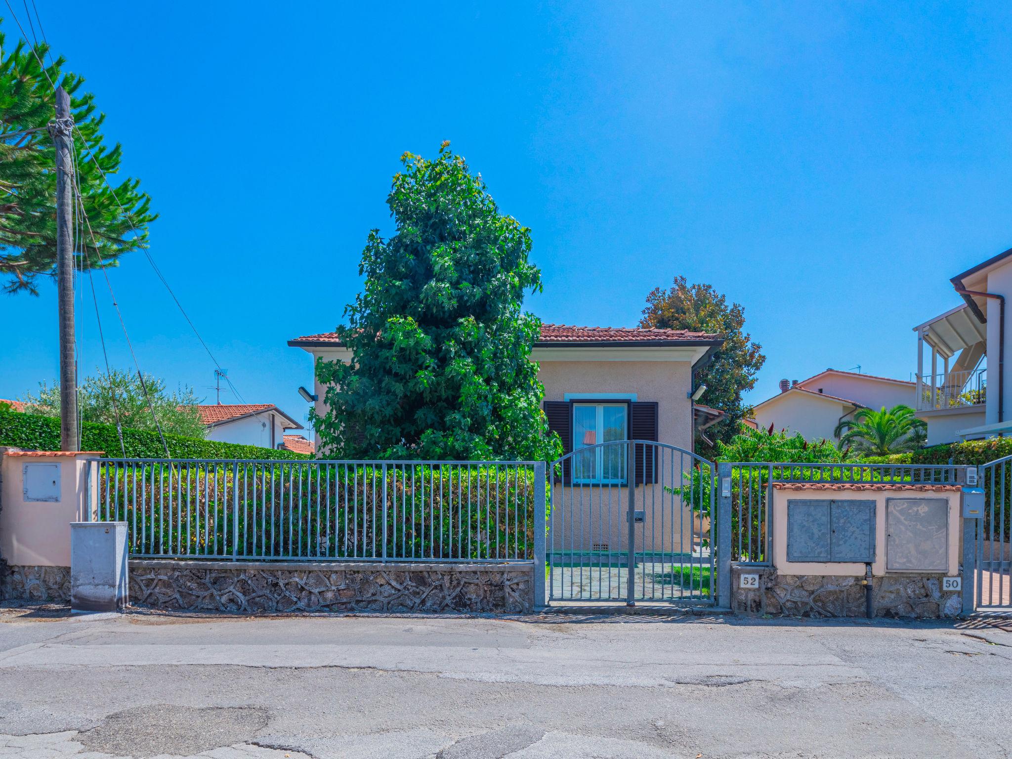 Photo 1 - Maison de 2 chambres à Pietrasanta avec jardin et vues à la mer