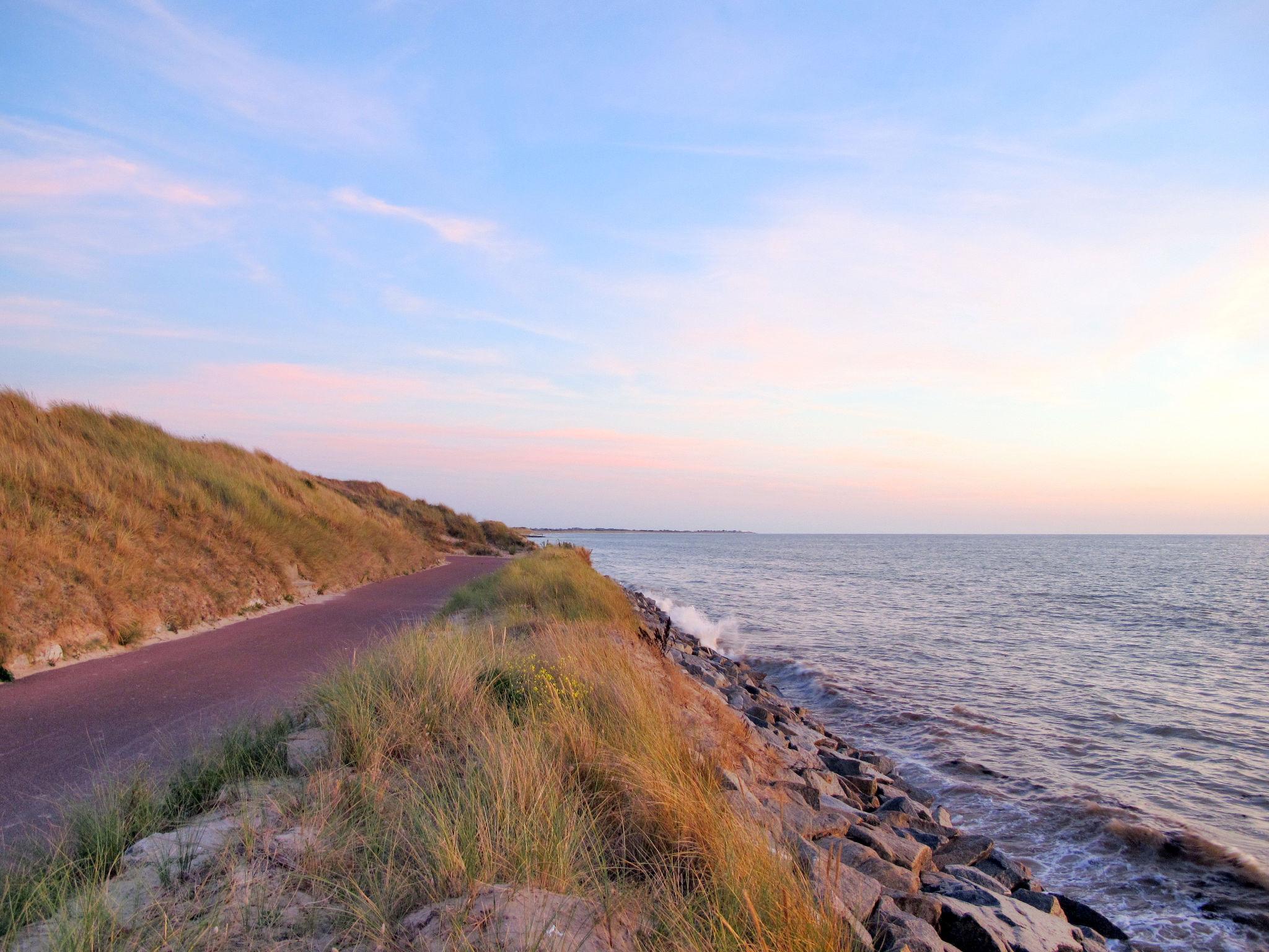 Photo 19 - 3 bedroom House in Gouville-sur-Mer with garden and sea view