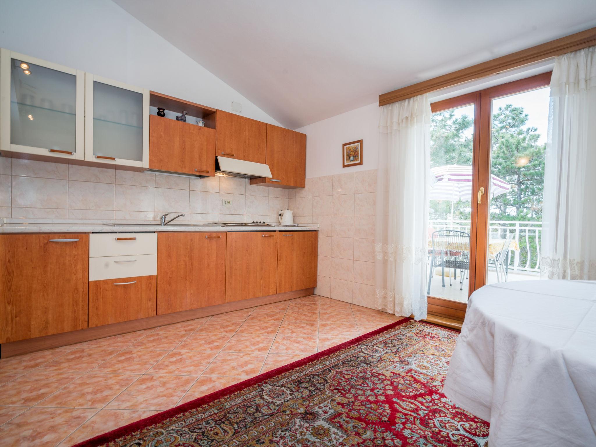 Foto 8 - Apartamento de 1 habitación en Crikvenica con piscina y vistas al mar