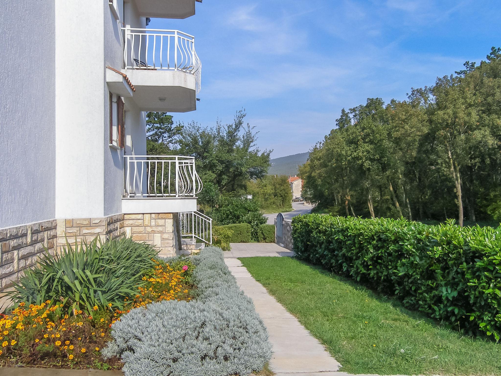 Foto 17 - Apartamento de 2 habitaciones en Crikvenica con piscina y vistas al mar