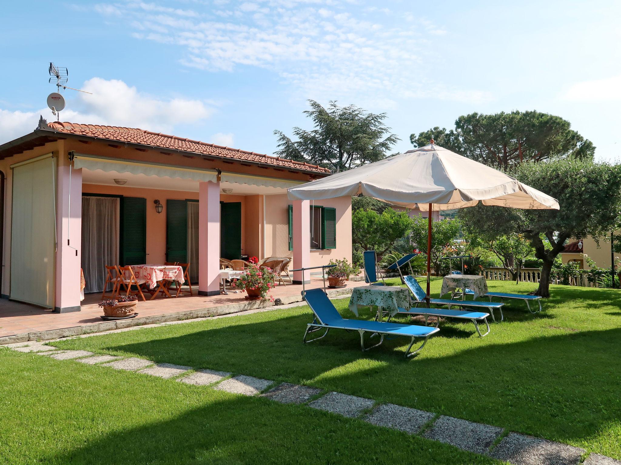 Foto 1 - Casa de 2 habitaciones en Diano Castello con jardín y vistas al mar