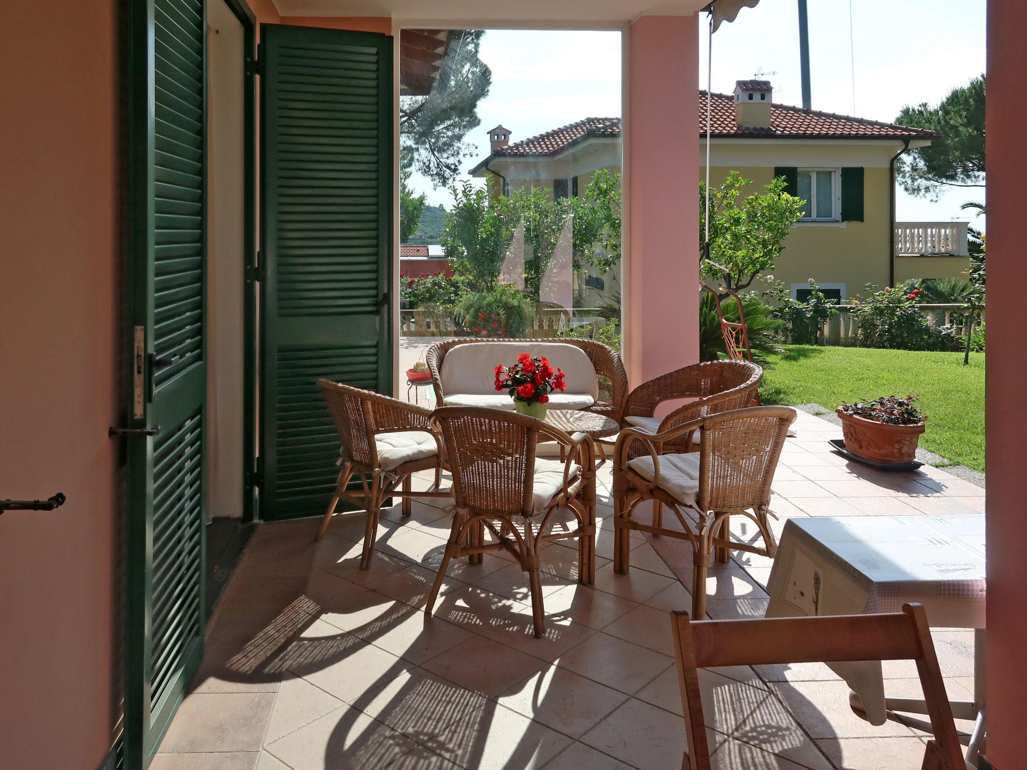 Photo 3 - Maison de 2 chambres à Diano Castello avec jardin et terrasse