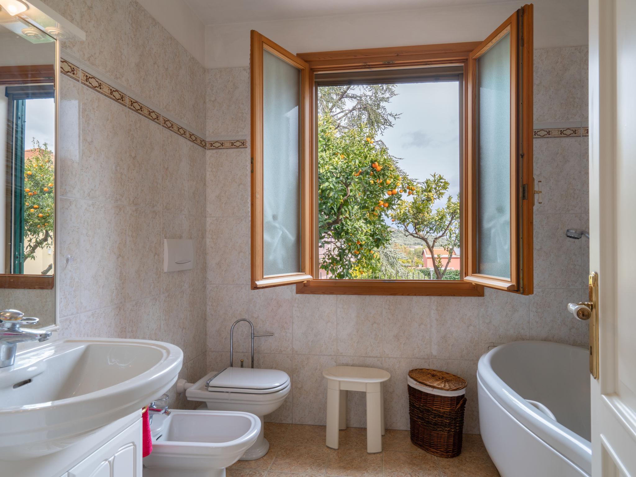 Photo 11 - 2 bedroom House in Diano Castello with garden and sea view