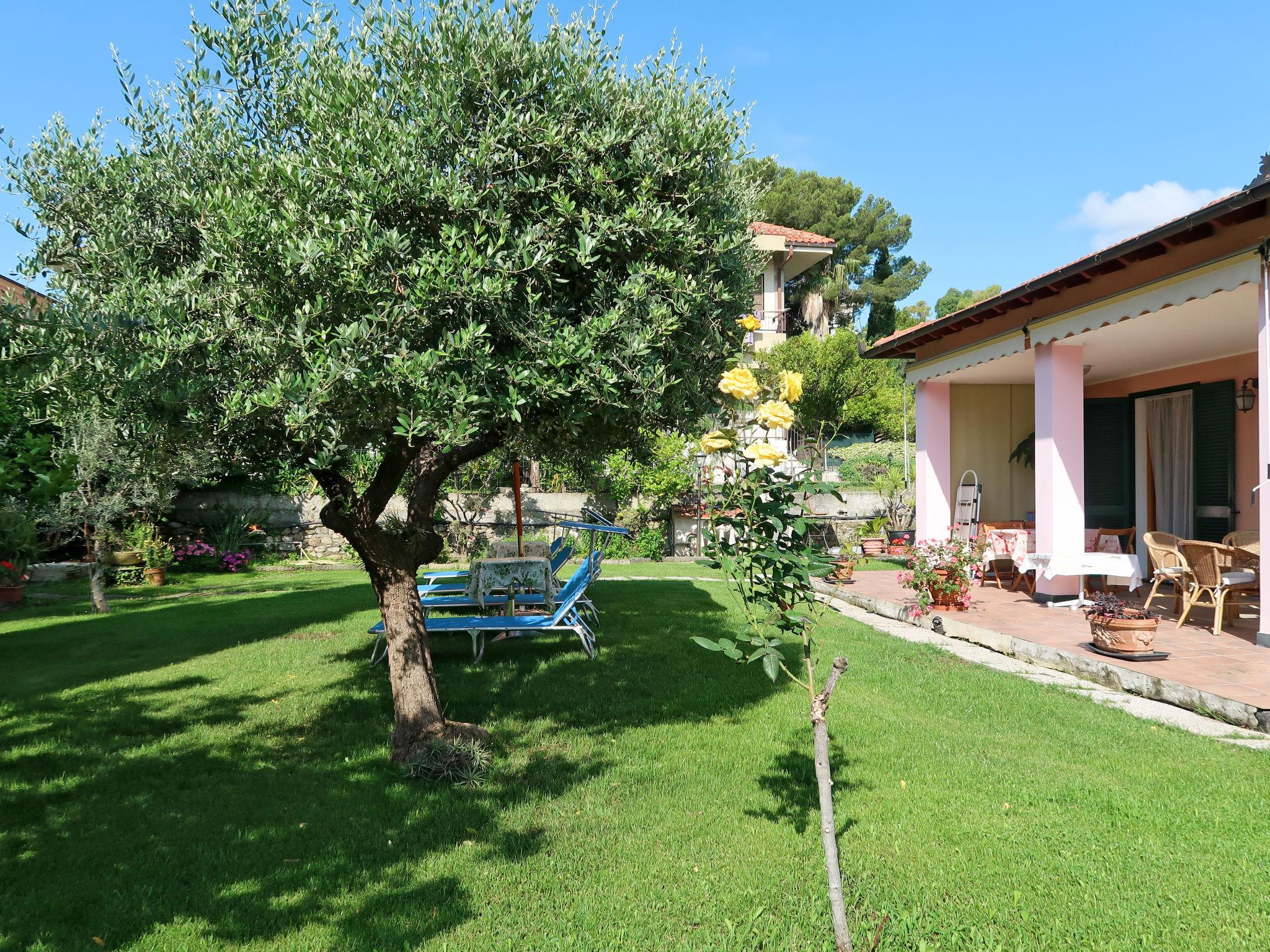 Photo 2 - Maison de 2 chambres à Diano Castello avec jardin et vues à la mer