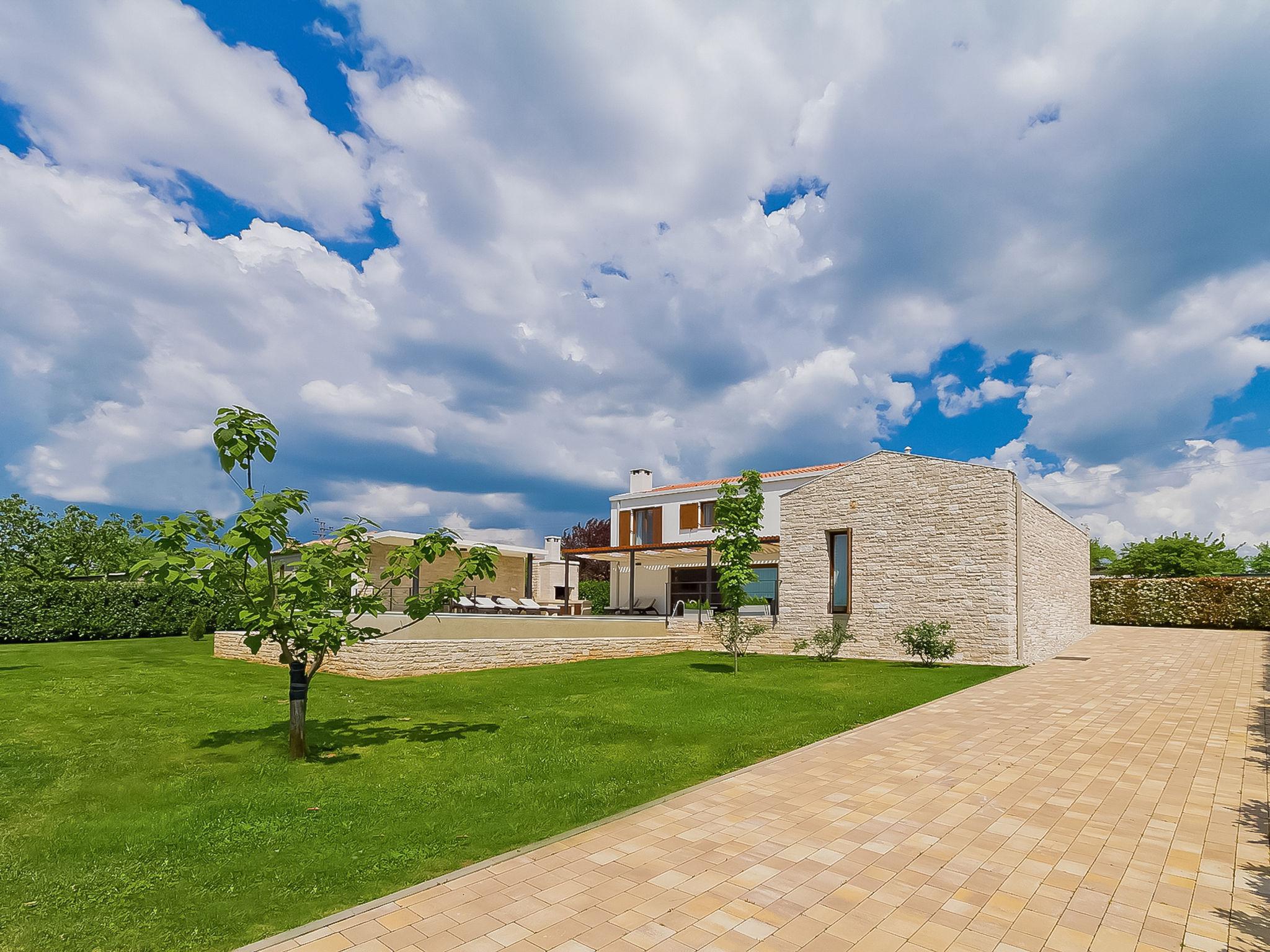 Foto 25 - Casa de 3 habitaciones en Sveti Petar u Šumi con piscina privada y jardín