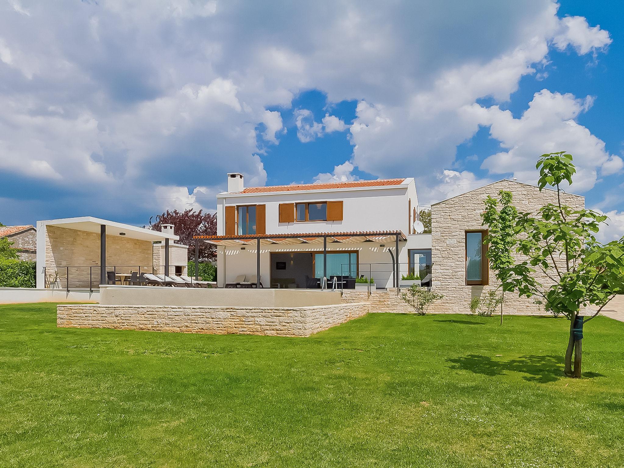 Foto 2 - Casa con 3 camere da letto a Sveti Petar u Šumi con piscina privata e giardino