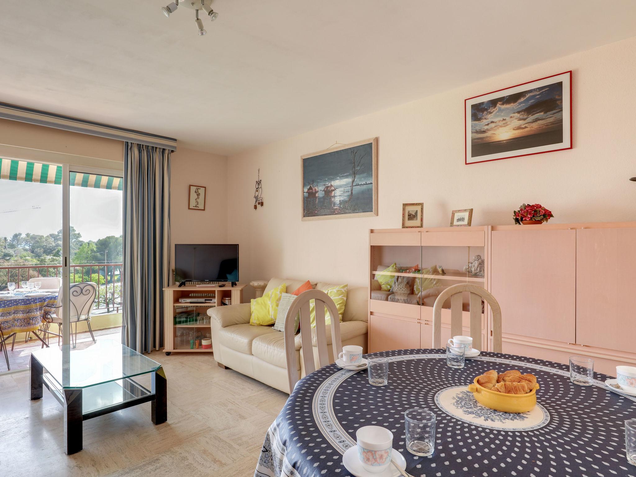 Foto 3 - Appartamento con 2 camere da letto a Saint-Raphaël con terrazza e vista mare