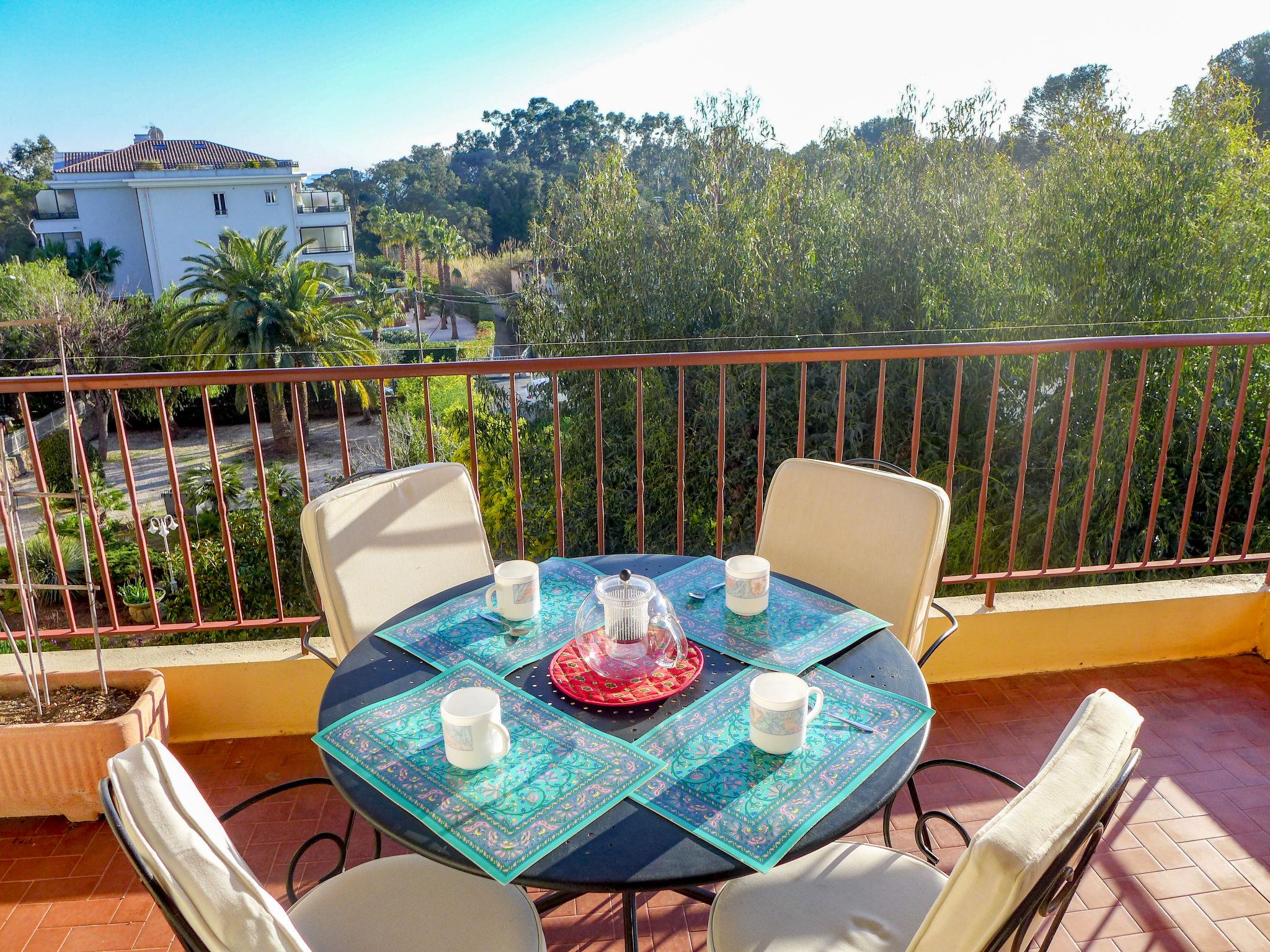 Foto 1 - Apartamento de 2 habitaciones en Saint-Raphaël con terraza y vistas al mar