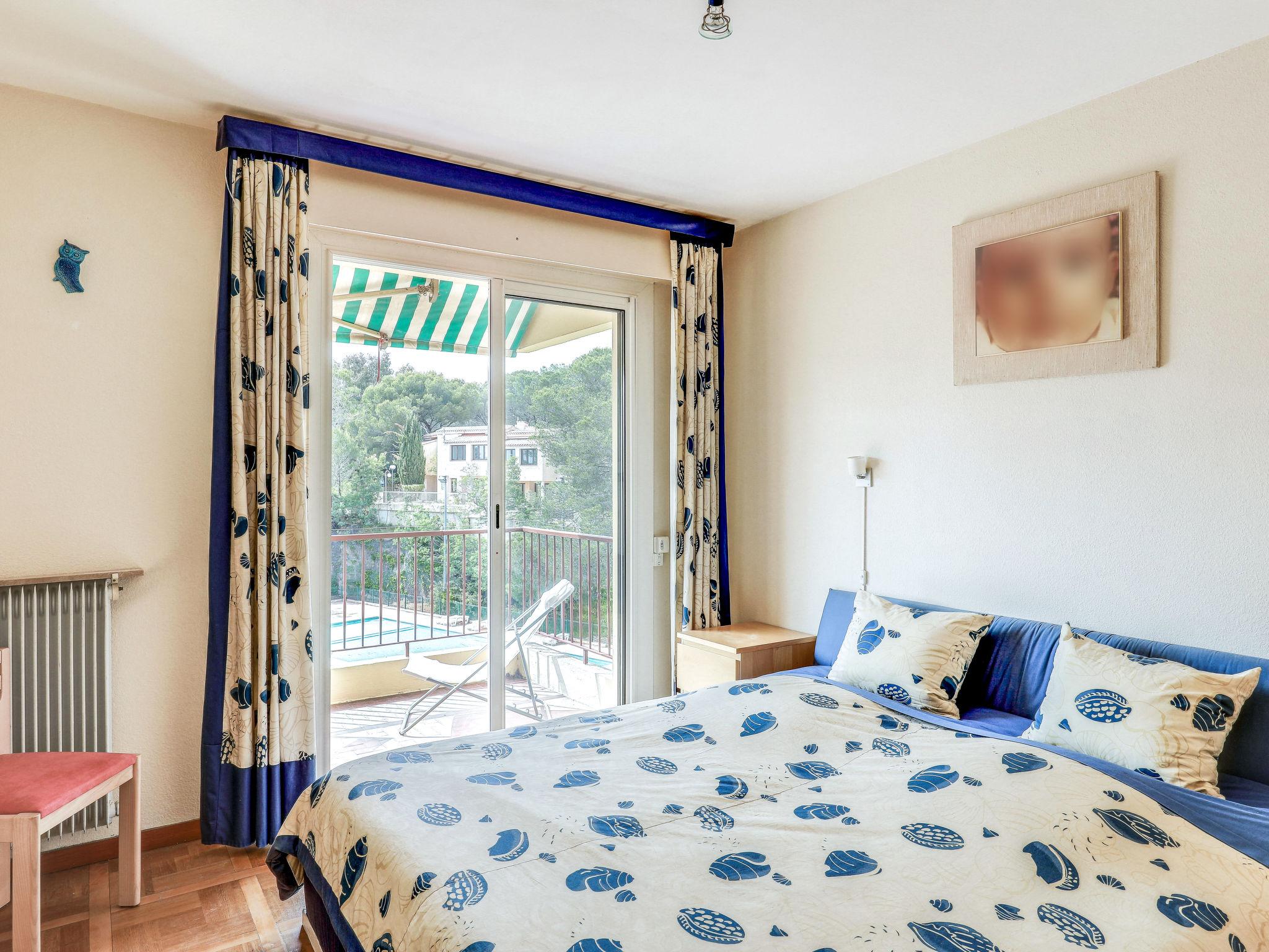Foto 5 - Appartamento con 2 camere da letto a Saint-Raphaël con terrazza e vista mare