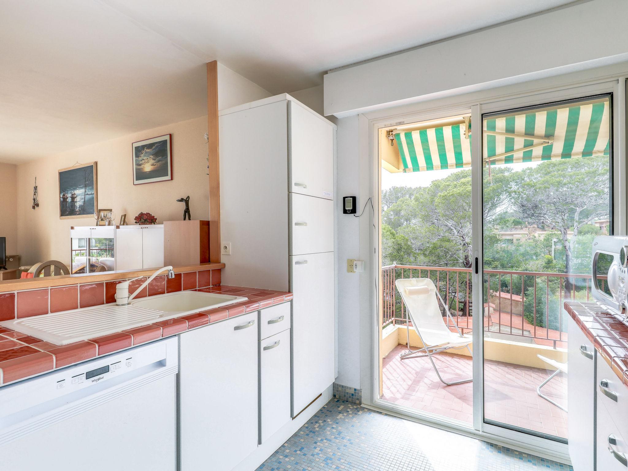 Photo 4 - Appartement de 2 chambres à Saint-Raphaël avec terrasse et vues à la mer