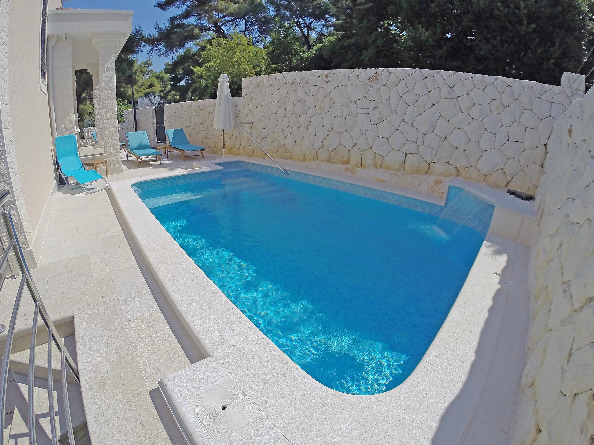Foto 1 - Casa de 5 quartos em Okrug com piscina privada e vistas do mar