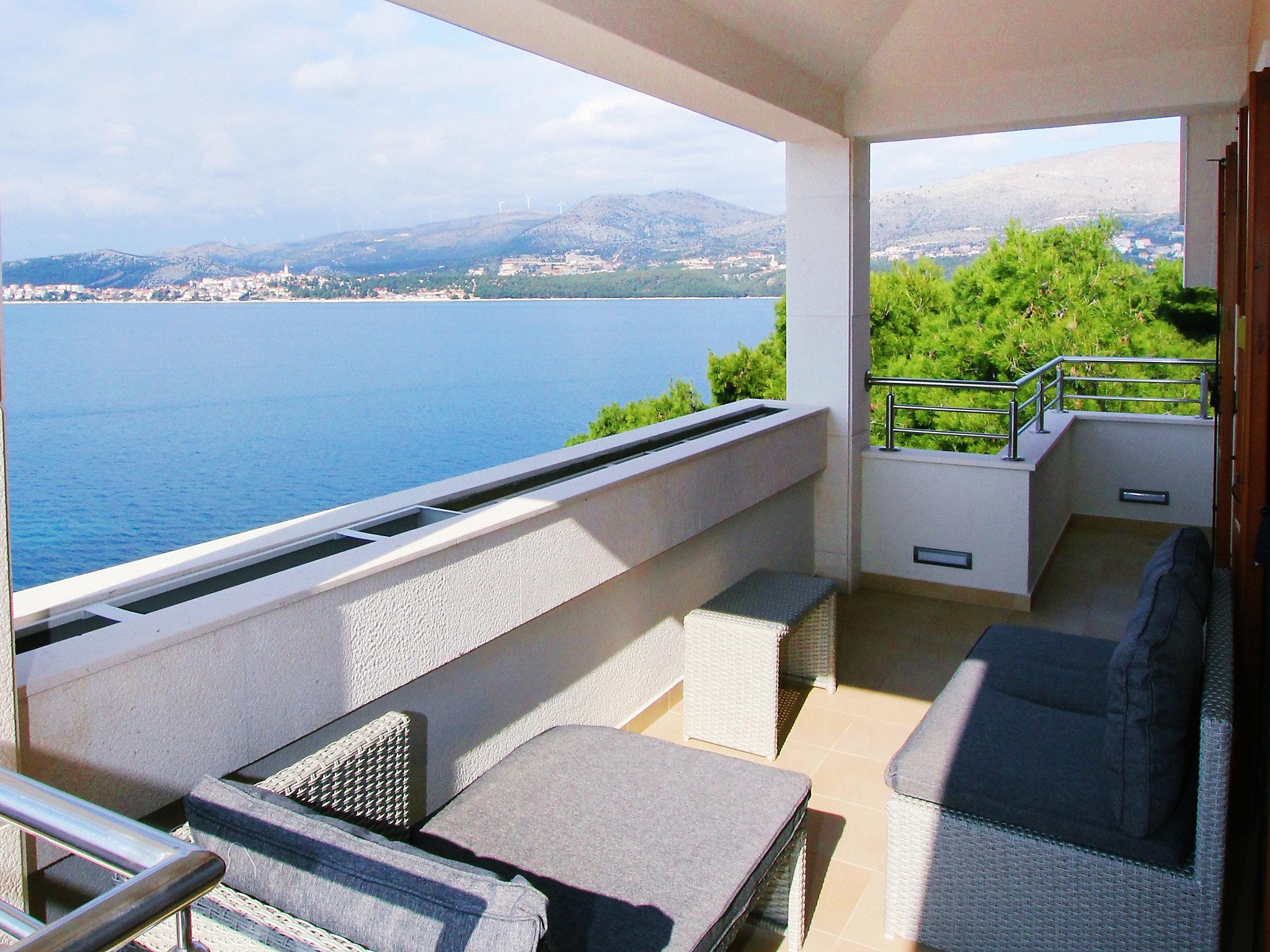 Photo 10 - Maison de 3 chambres à Okrug avec piscine privée et terrasse