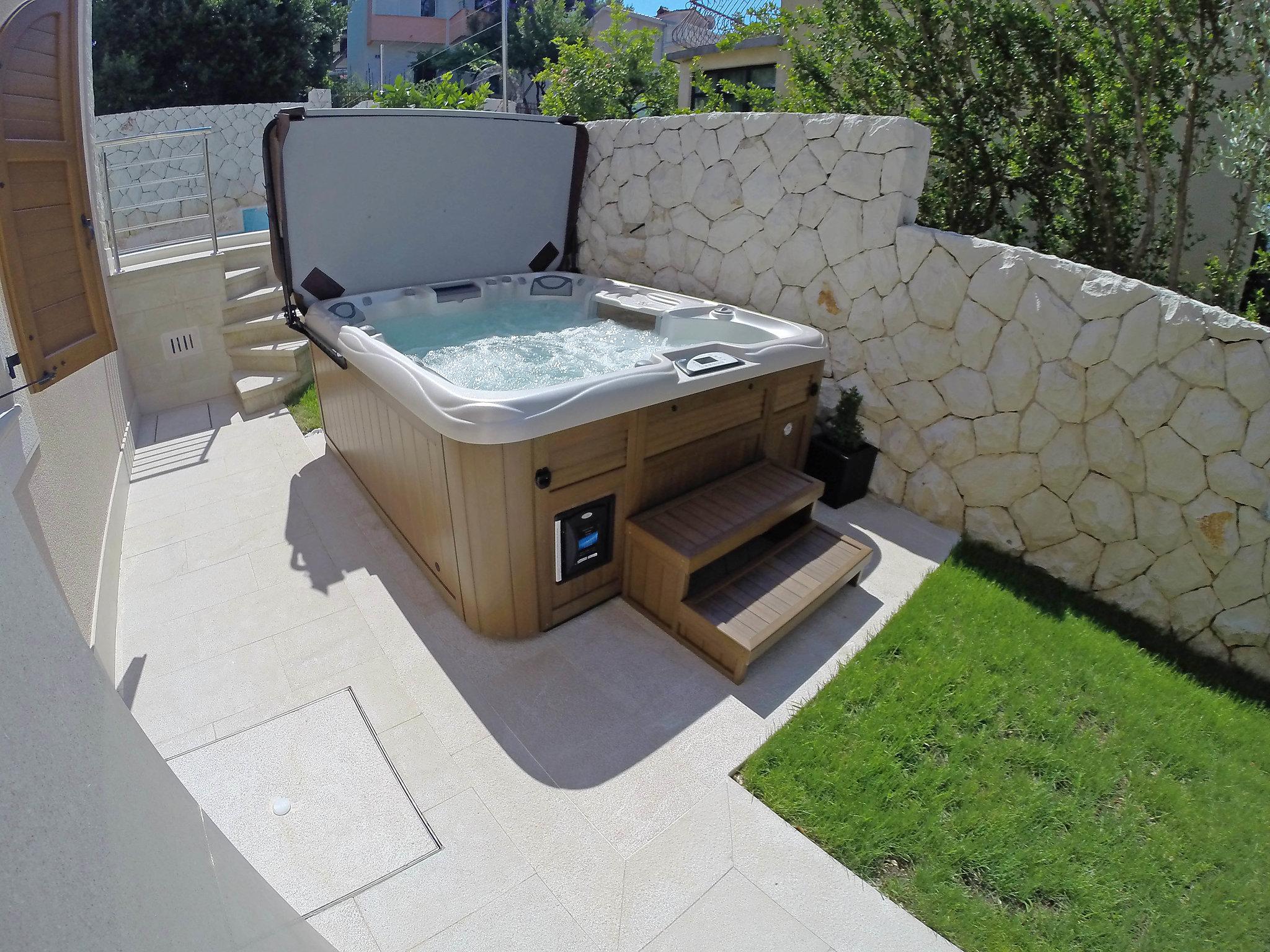 Photo 2 - Maison de 3 chambres à Okrug avec piscine privée et terrasse