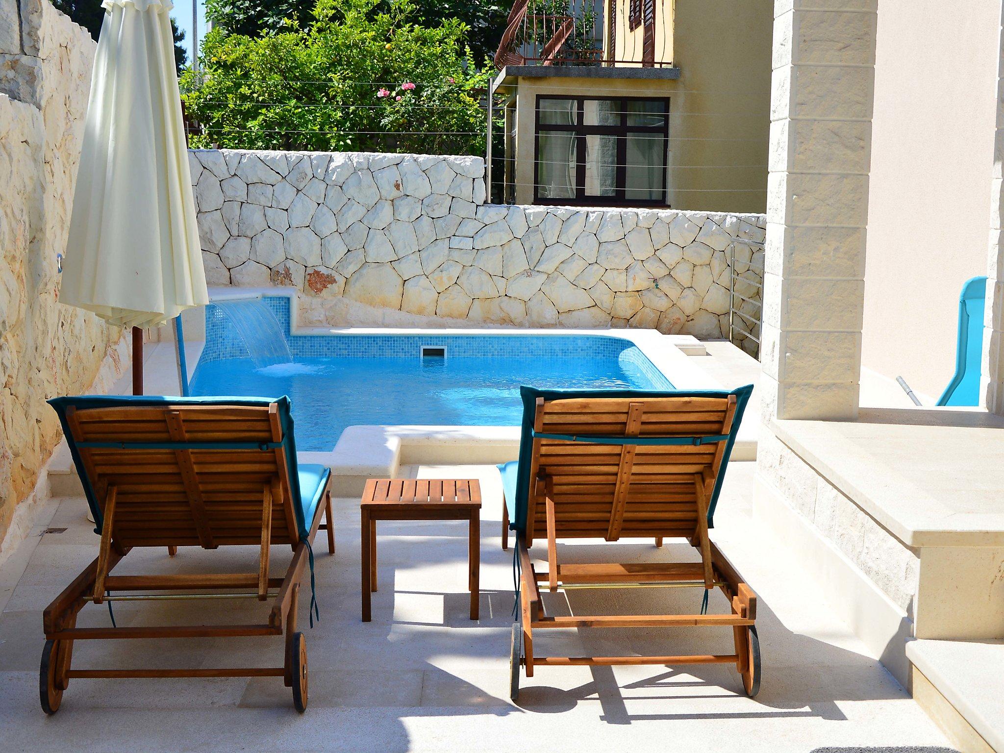 Photo 21 - Maison de 3 chambres à Okrug avec piscine privée et terrasse