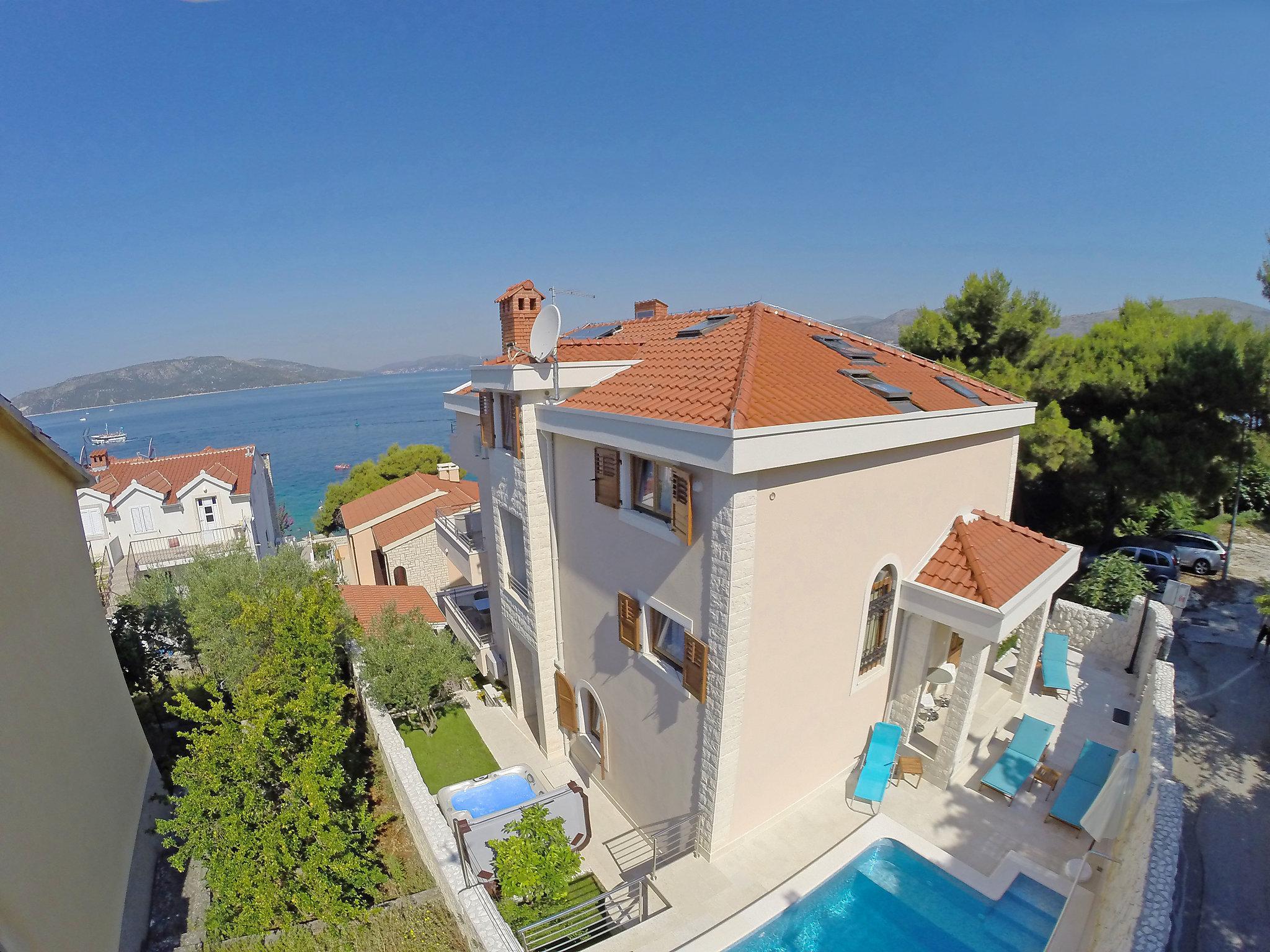 Photo 34 - Maison de 5 chambres à Okrug avec piscine privée et vues à la mer