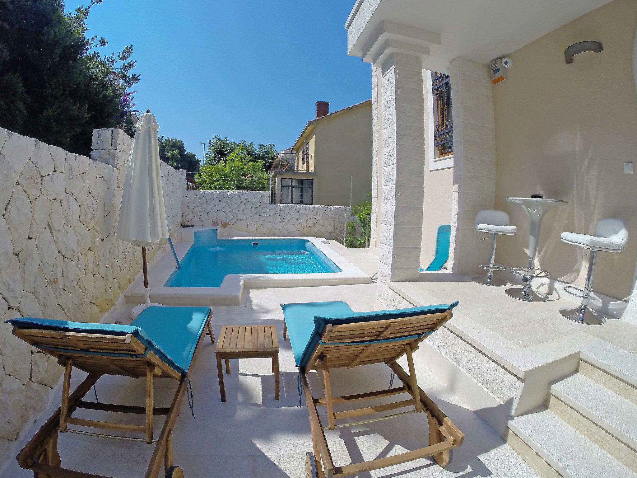 Photo 35 - Maison de 5 chambres à Okrug avec piscine privée et terrasse