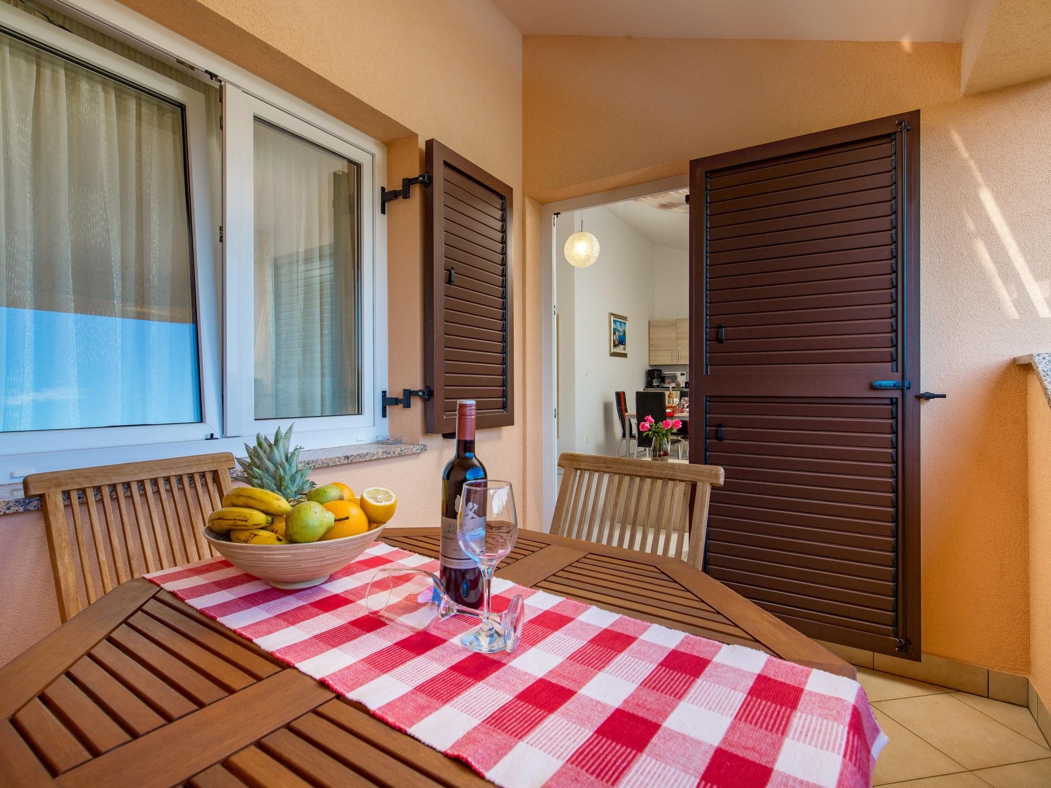 Foto 9 - Apartamento de 1 habitación en Dobrinj con piscina y vistas al mar