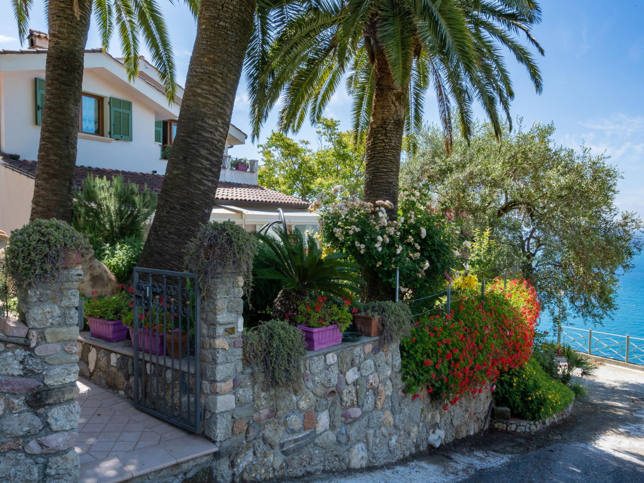 Photo 2 - Appartement de 2 chambres à Vintimille avec piscine privée et vues à la mer