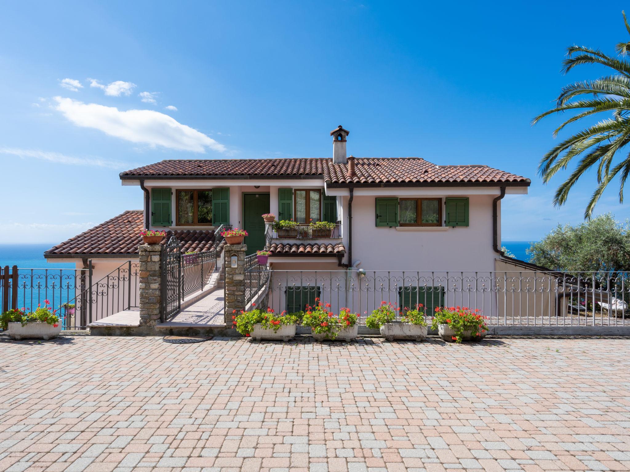 Photo 1 - Appartement de 2 chambres à Vintimille avec piscine privée et vues à la mer