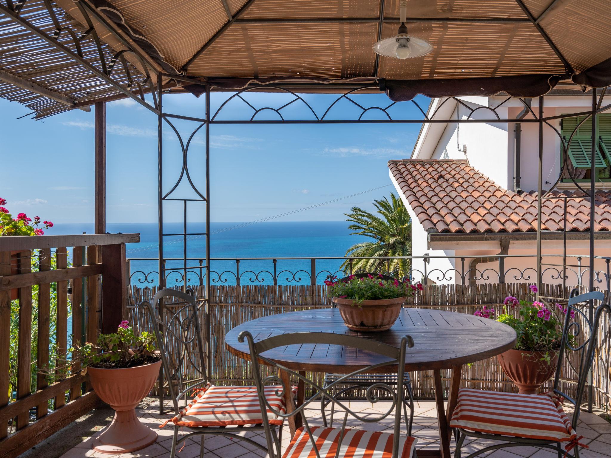Foto 16 - Apartamento de 2 habitaciones en Ventimiglia con piscina privada y vistas al mar
