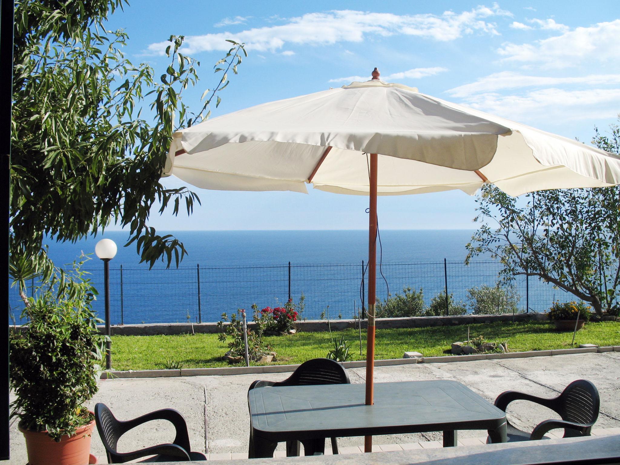 Photo 2 - 2 bedroom Apartment in Imperia with garden and sea view
