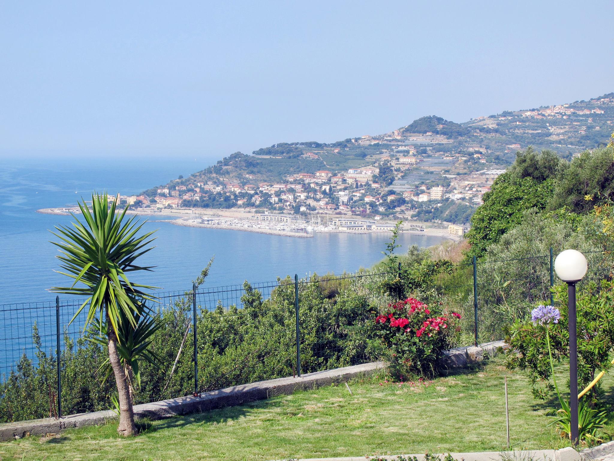 Photo 4 - 2 bedroom Apartment in Imperia with garden and sea view