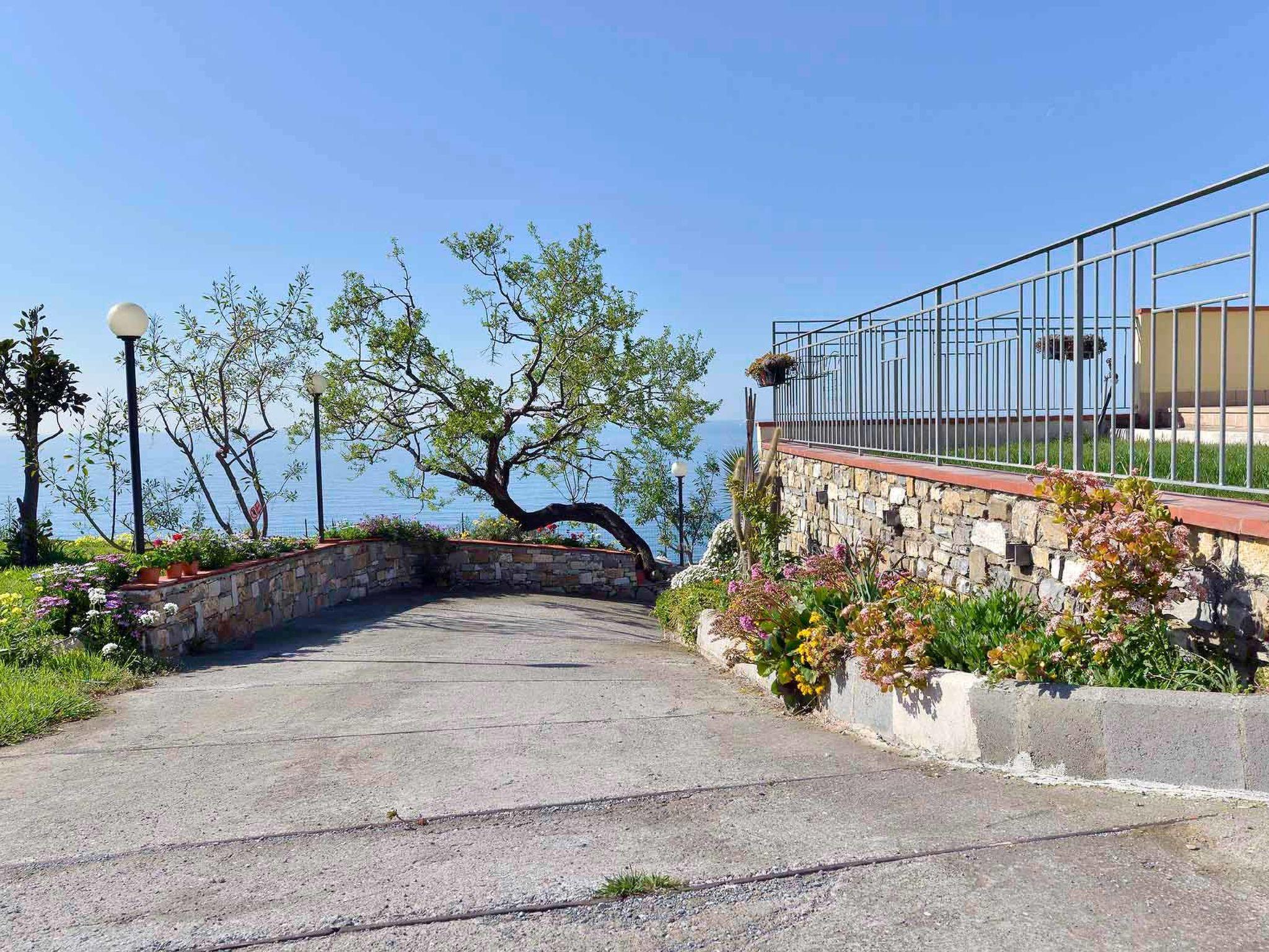 Photo 18 - 2 bedroom Apartment in Imperia with garden and sea view