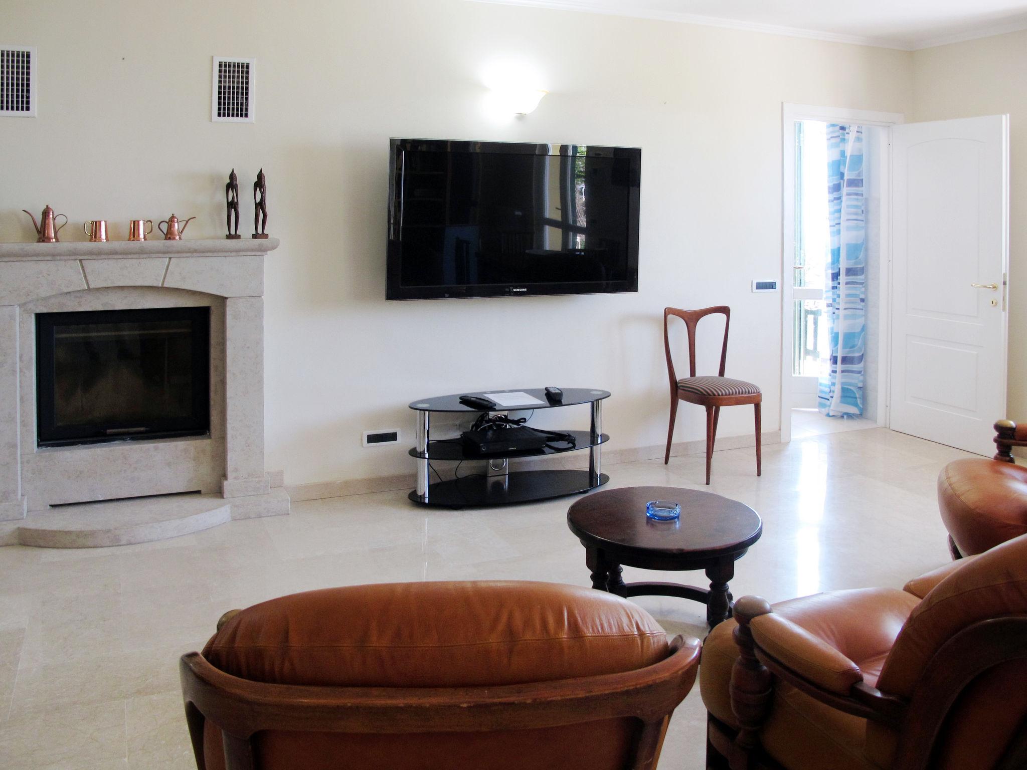 Photo 5 - 2 bedroom Apartment in Imperia with garden and sea view