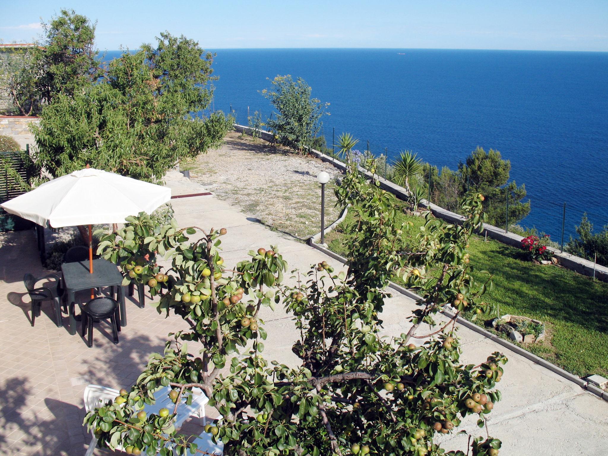 Photo 3 - Appartement de 2 chambres à Imperia avec jardin et vues à la mer