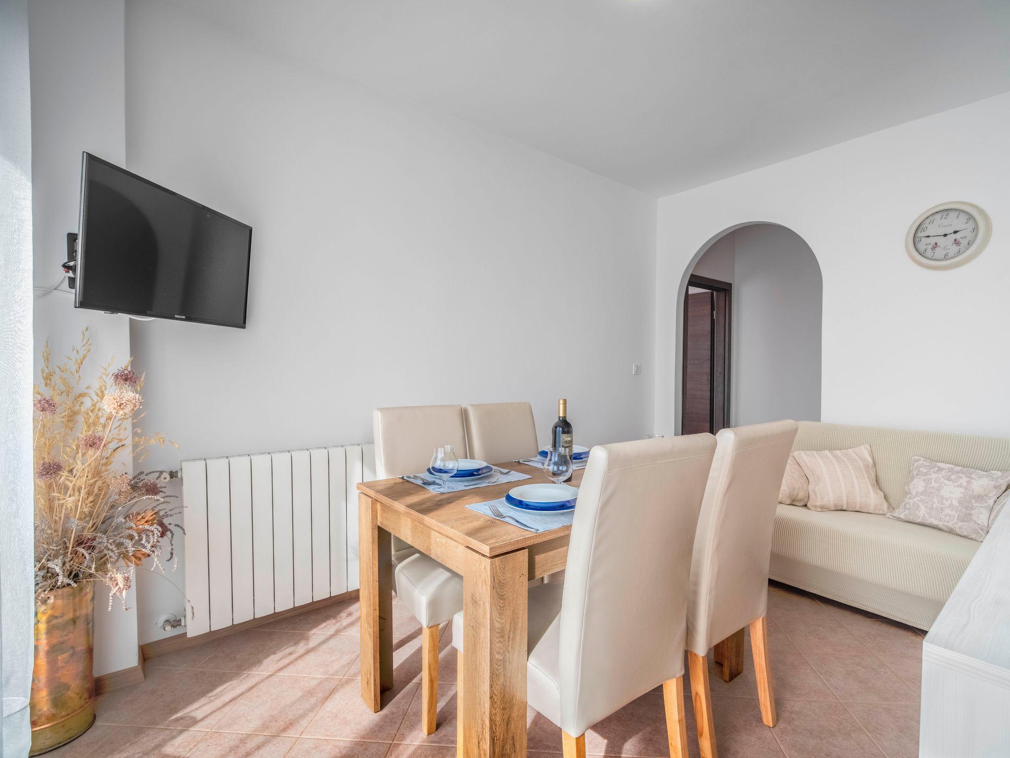 Foto 9 - Apartamento de 2 quartos em Novigrad com jardim e terraço