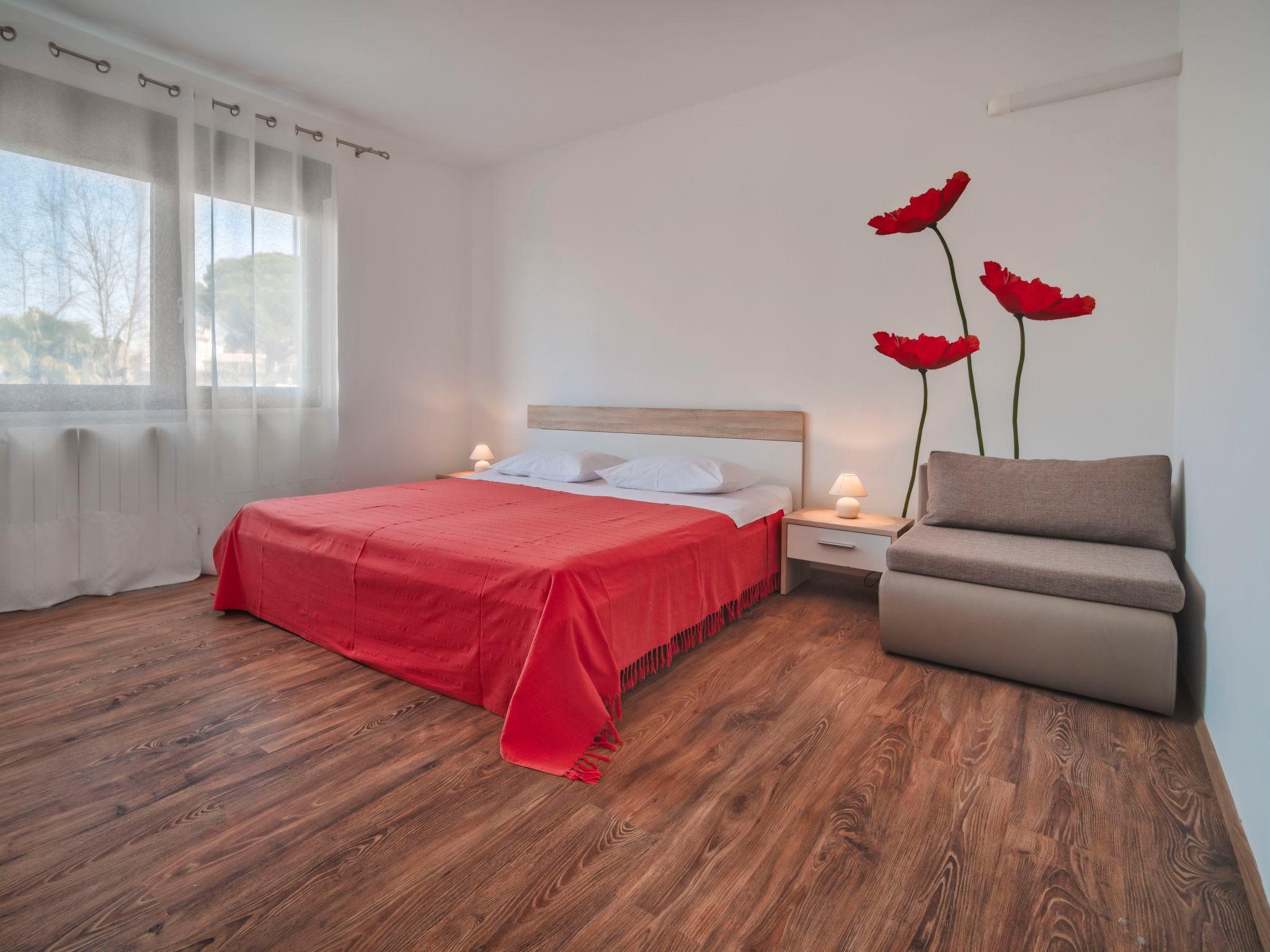 Foto 14 - Apartment mit 2 Schlafzimmern in Novigrad mit garten und blick aufs meer