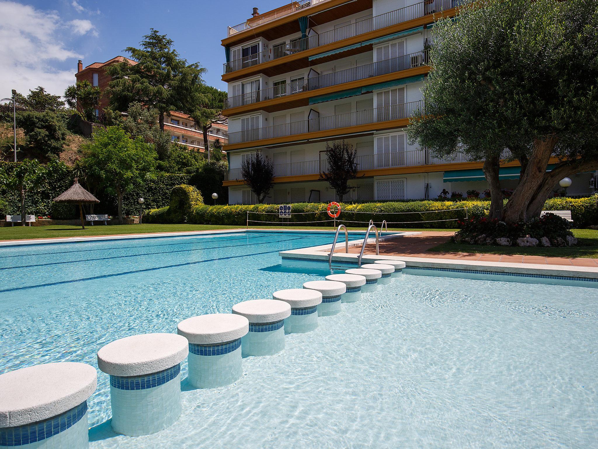 Foto 13 - Apartamento de 2 quartos em Lloret de Mar com piscina e jardim