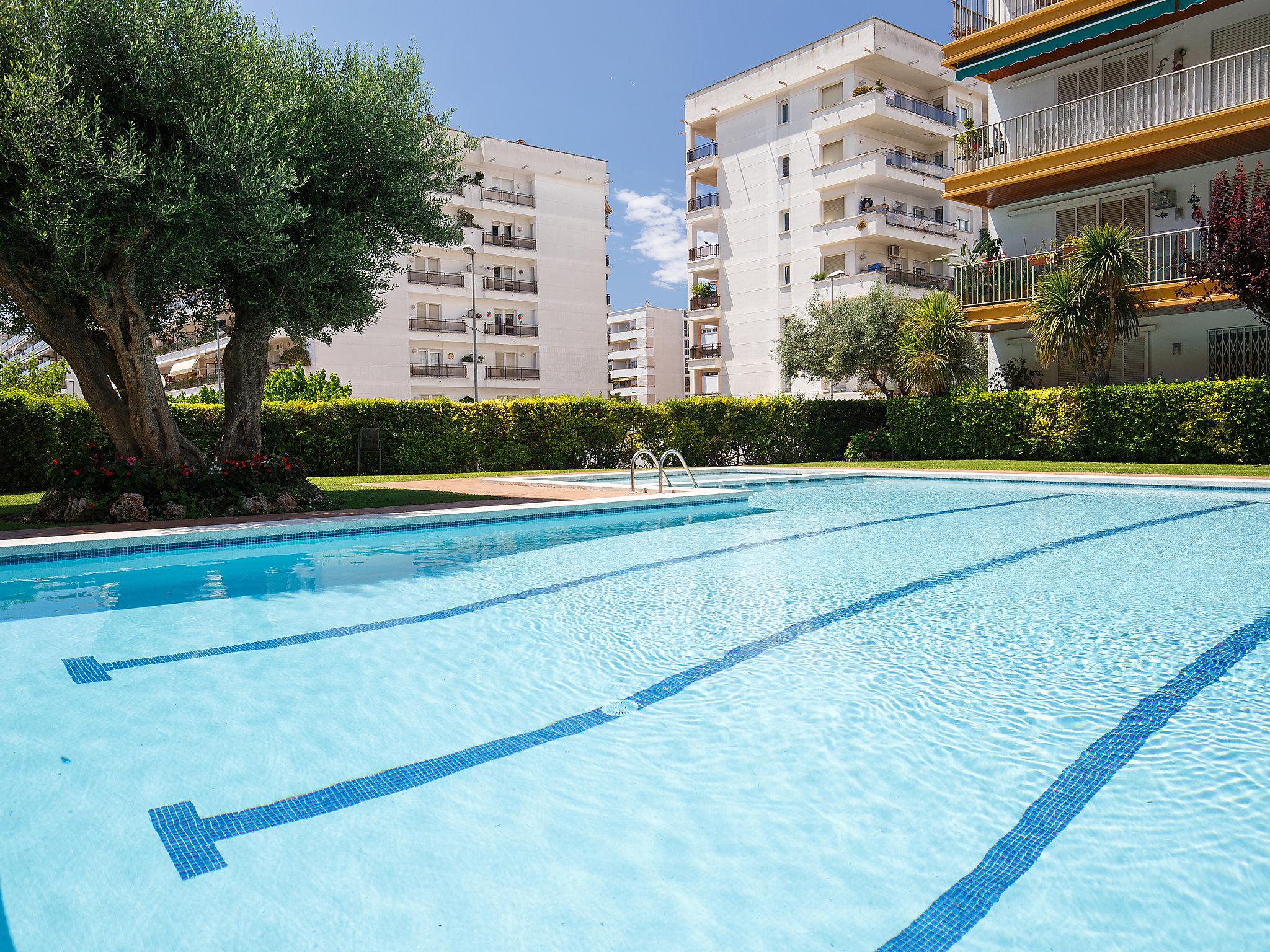 Foto 17 - Apartamento de 2 quartos em Lloret de Mar com piscina e jardim