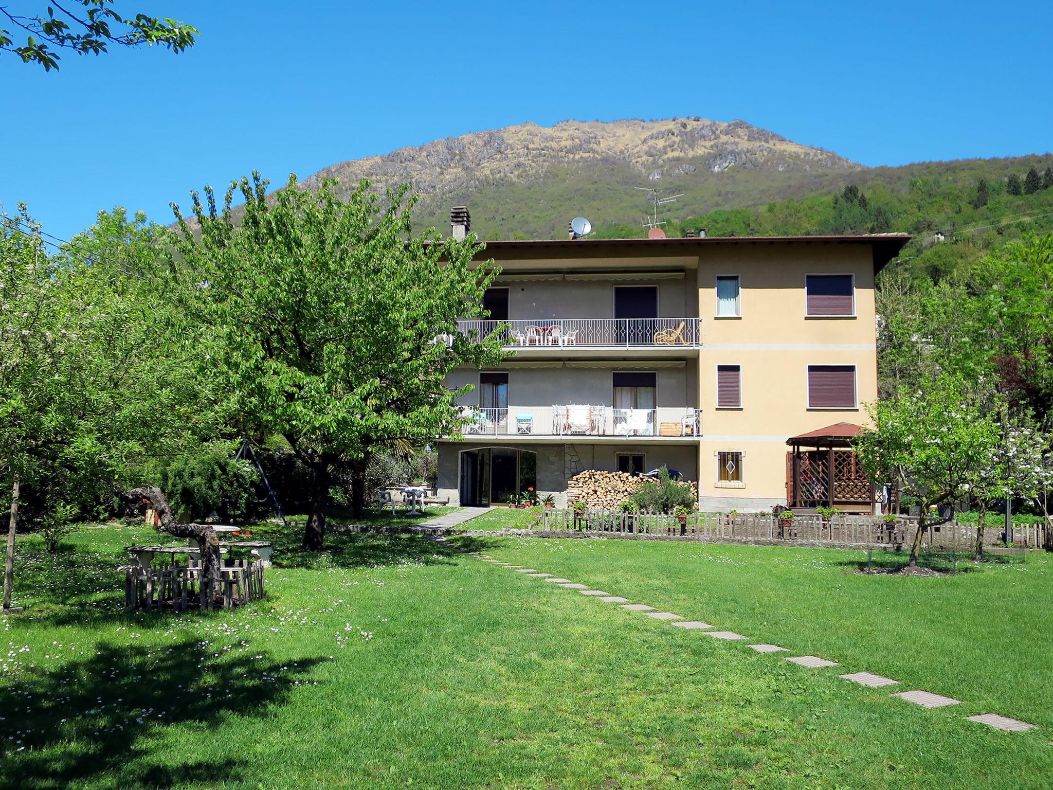 Photo 1 - Appartement de 3 chambres à Carlazzo avec jardin et vues sur la montagne