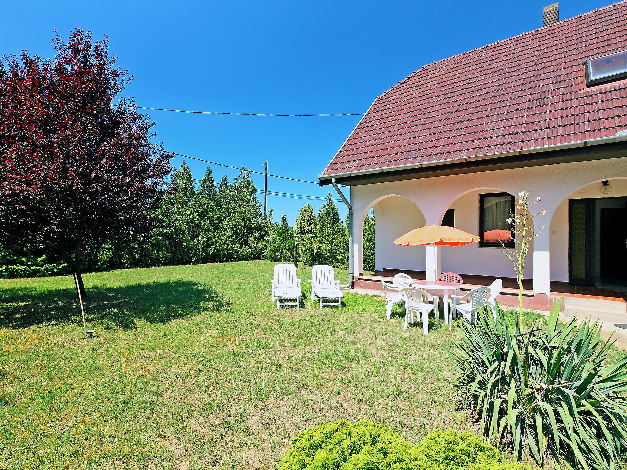 Foto 2 - Casa de 5 habitaciones en Balatonőszöd con jardín y terraza