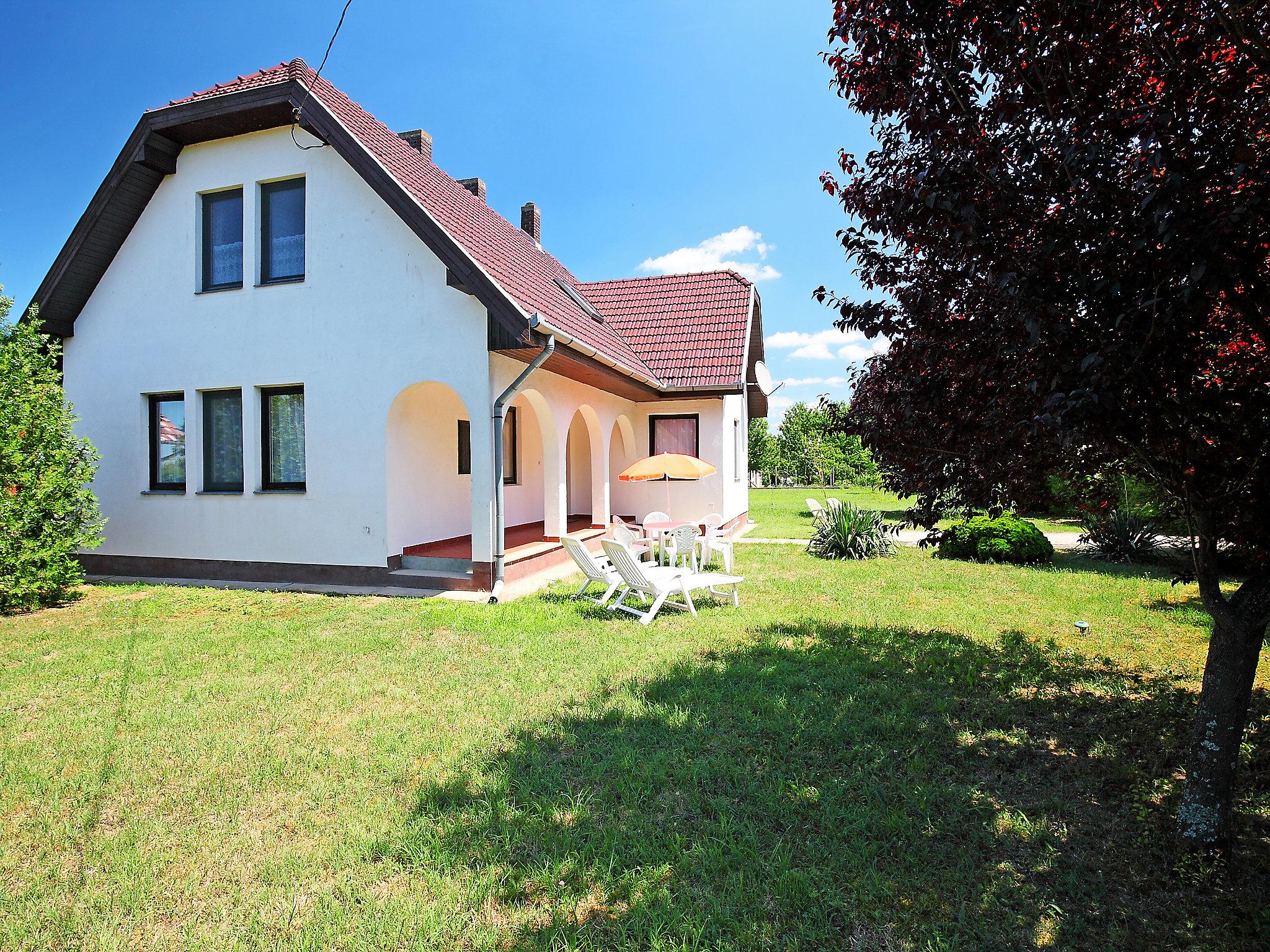 Foto 14 - Casa de 5 quartos em Balatonőszöd com jardim e vista para a montanha