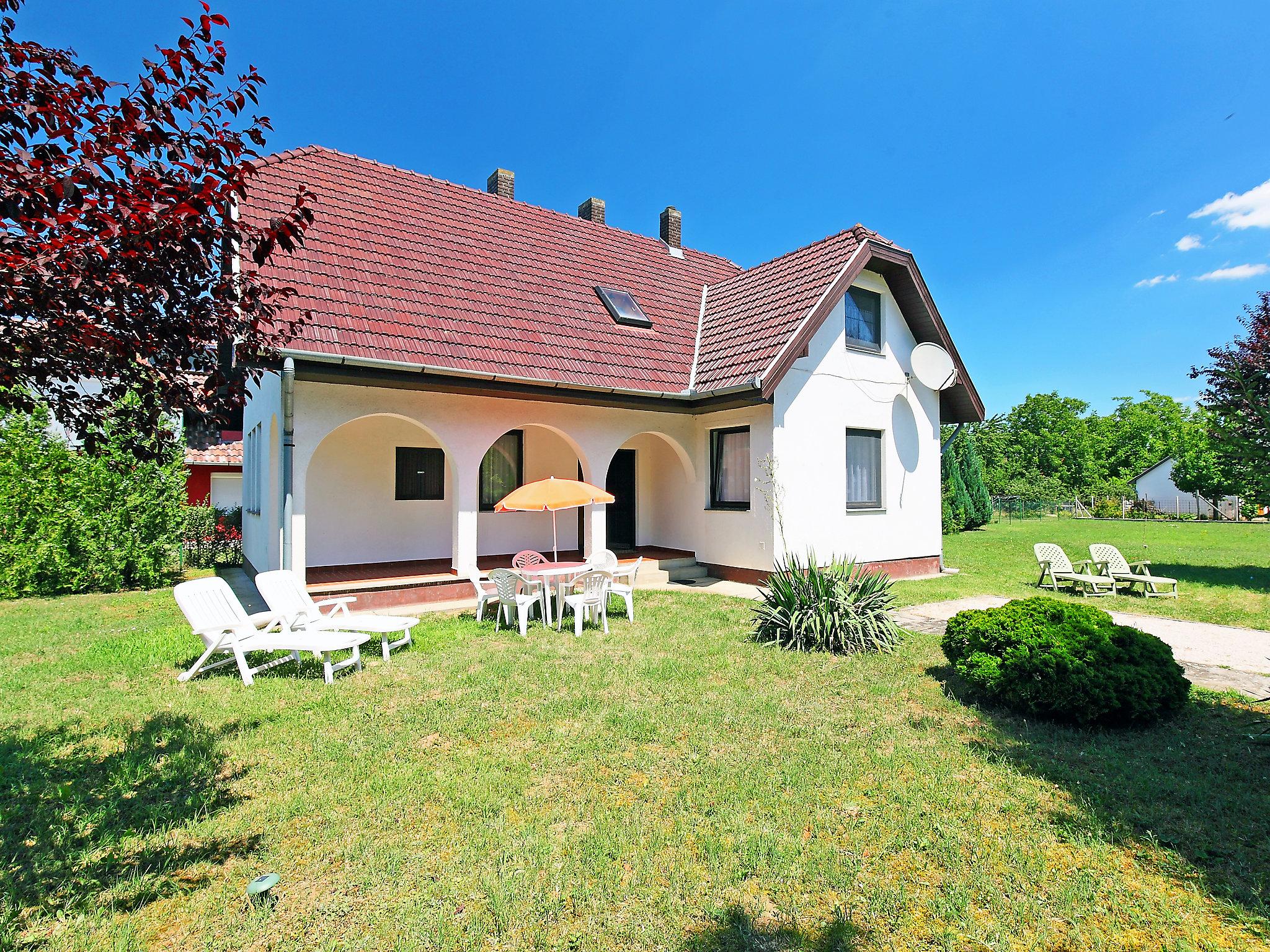 Foto 1 - Casa con 5 camere da letto a Balatonőszöd con giardino e vista sulle montagne
