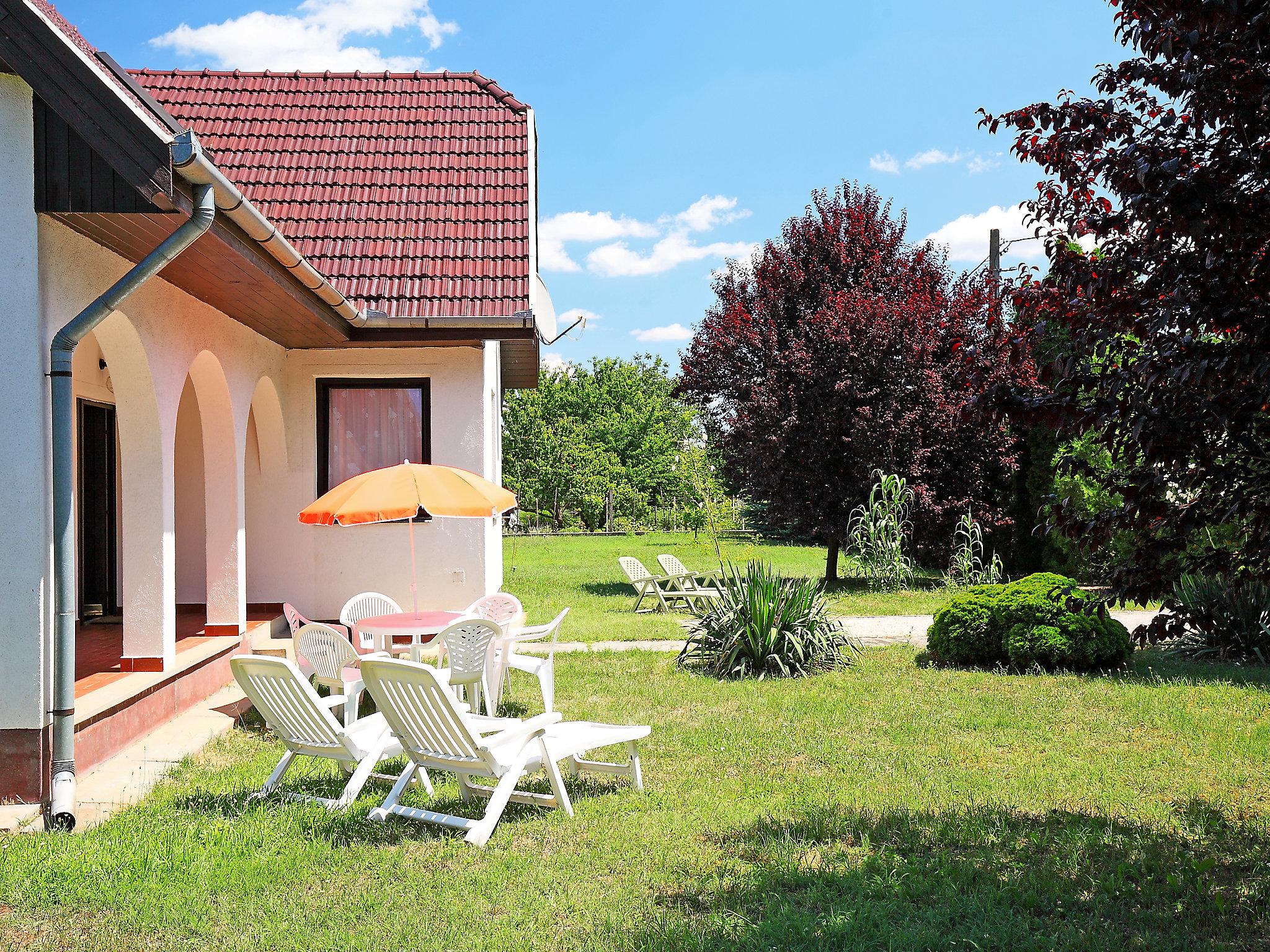 Foto 15 - Casa con 5 camere da letto a Balatonőszöd con giardino e vista sulle montagne