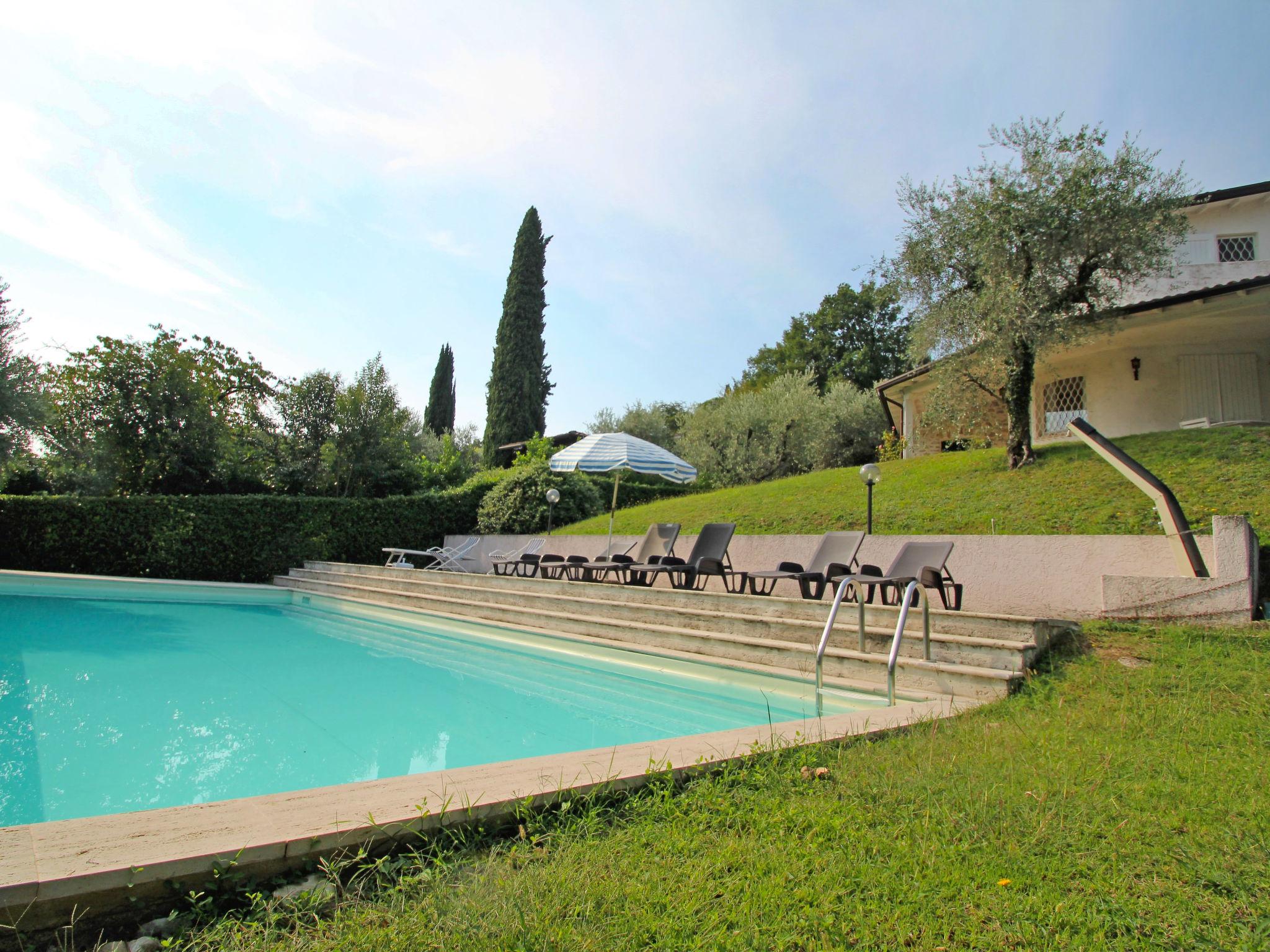 Foto 3 - Casa de 7 quartos em San Felice del Benaco com piscina privada e vista para a montanha
