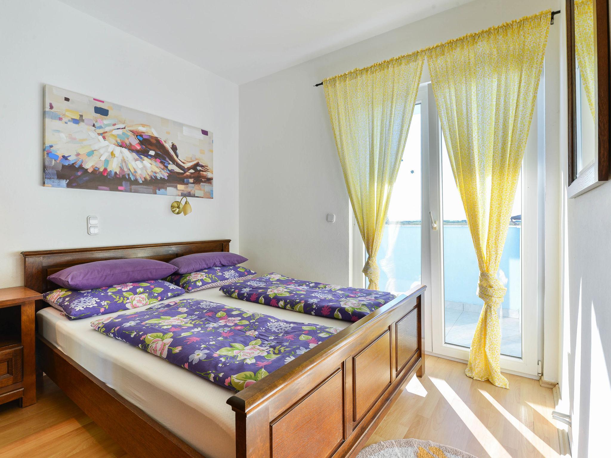 Foto 5 - Appartamento con 2 camere da letto a Privlaka con piscina e vista mare