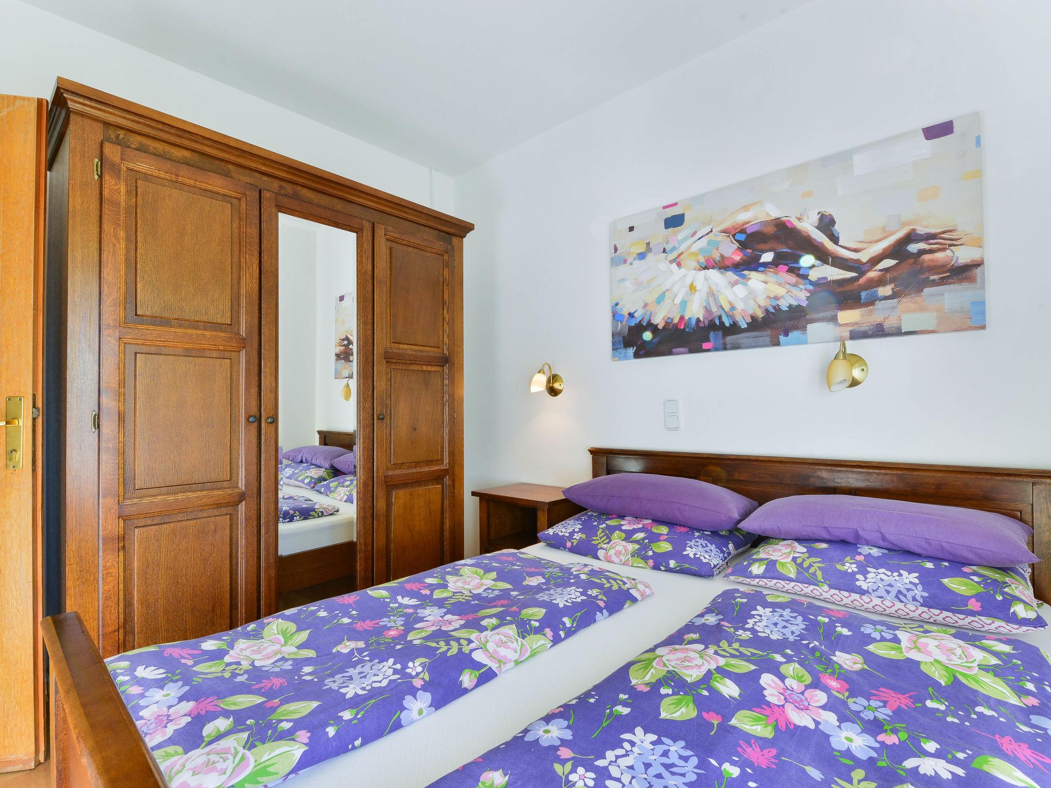 Foto 12 - Appartamento con 2 camere da letto a Privlaka con piscina e vista mare