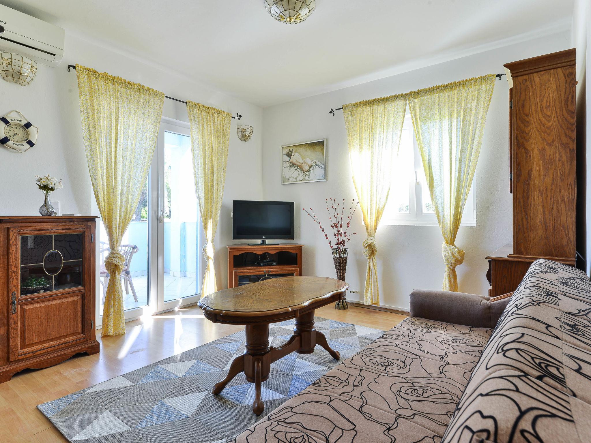 Foto 4 - Apartamento de 2 quartos em Privlaka com piscina e vistas do mar