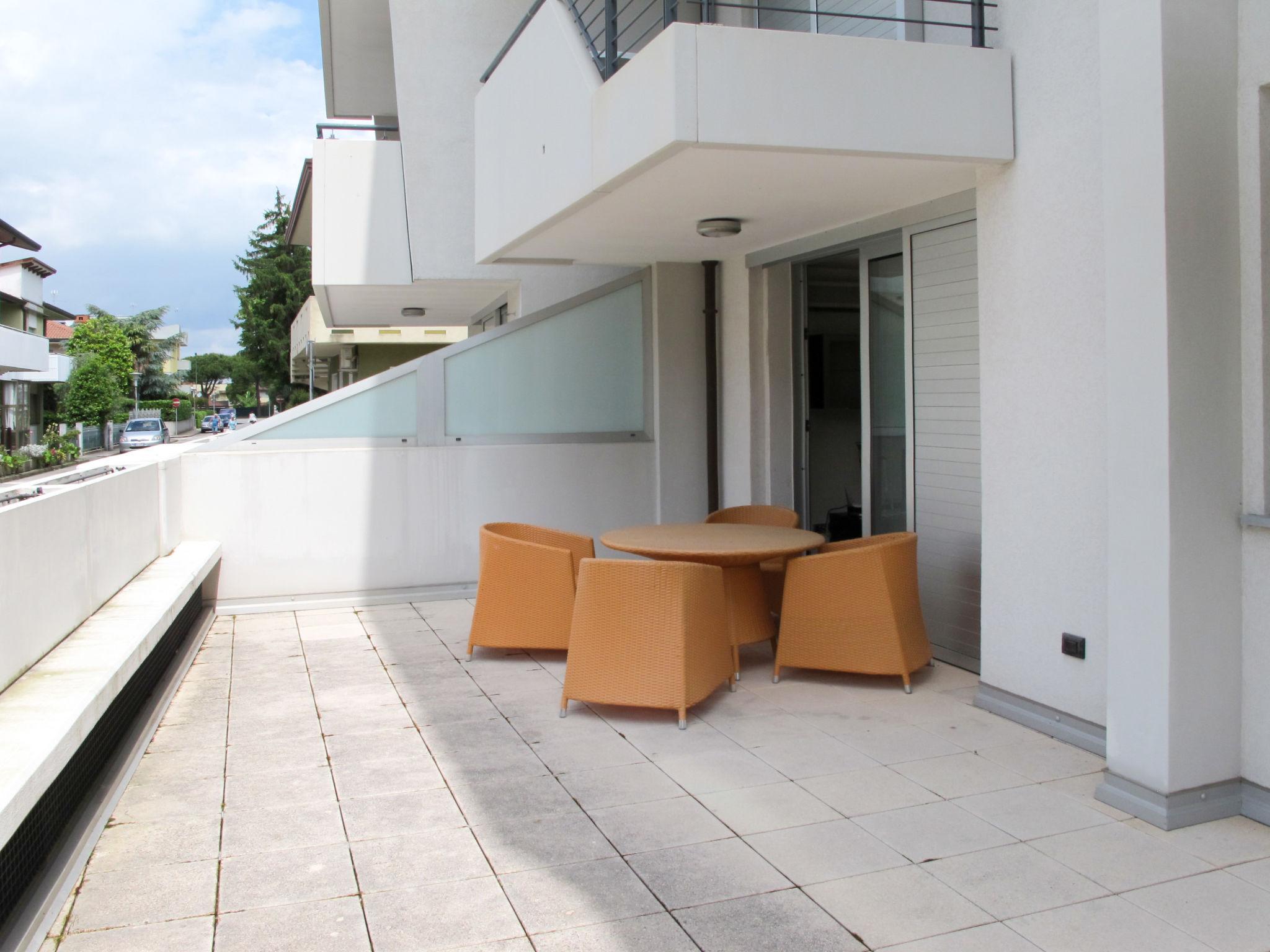 Foto 23 - Appartamento con 2 camere da letto a Lignano Sabbiadoro con terrazza e vista mare